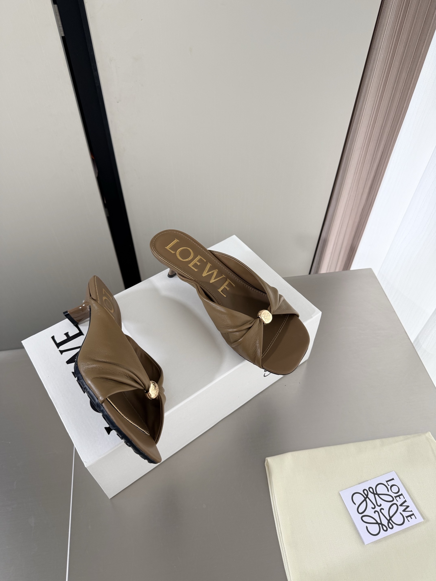 NO:815591,Medium heel pleated round buckle slippers Loewe slippers soft and comfortable khaki heel height 4.5cm upper lambskin lining: lambskin Italian genuine leather injection outsole loewe super versatile in autumn cat heel toe shoes This is comfortable and versatile! Super suitable for wide and high insteps, no running-in period is required, and the old color is very special, and there will be no deep crease marks Recommendation index: loewe  Soft and comfortable 35 36 37 38 39 40 41 42 43 (40 41 42 43 customized code number) equipped with original packaging, slippers, loewe, loewe, slippers, sheepskin19860909中跟 褶皱 圆扣拖鞋 罗意威 Loewe 拖鞋 柔软舒适 卡其色 跟高 4.5cm 鞋面小羊皮 内里: 小羊皮 意大利真皮注塑大底  loewe秋日超百搭 猫跟包头单鞋 这款舒服又百搭! 超级适合宽和高脚背,不需要磨合期,并且做旧色很特别,也不会有很深的褶痕印 推荐指数: loewe 柔美舒适 35 36 37 38 39 40 41 42 43（40 41 42 43 定制码数） 配置原版包装,拖鞋,loewe,loewe,slippers,sheepskin,Women's Shoes