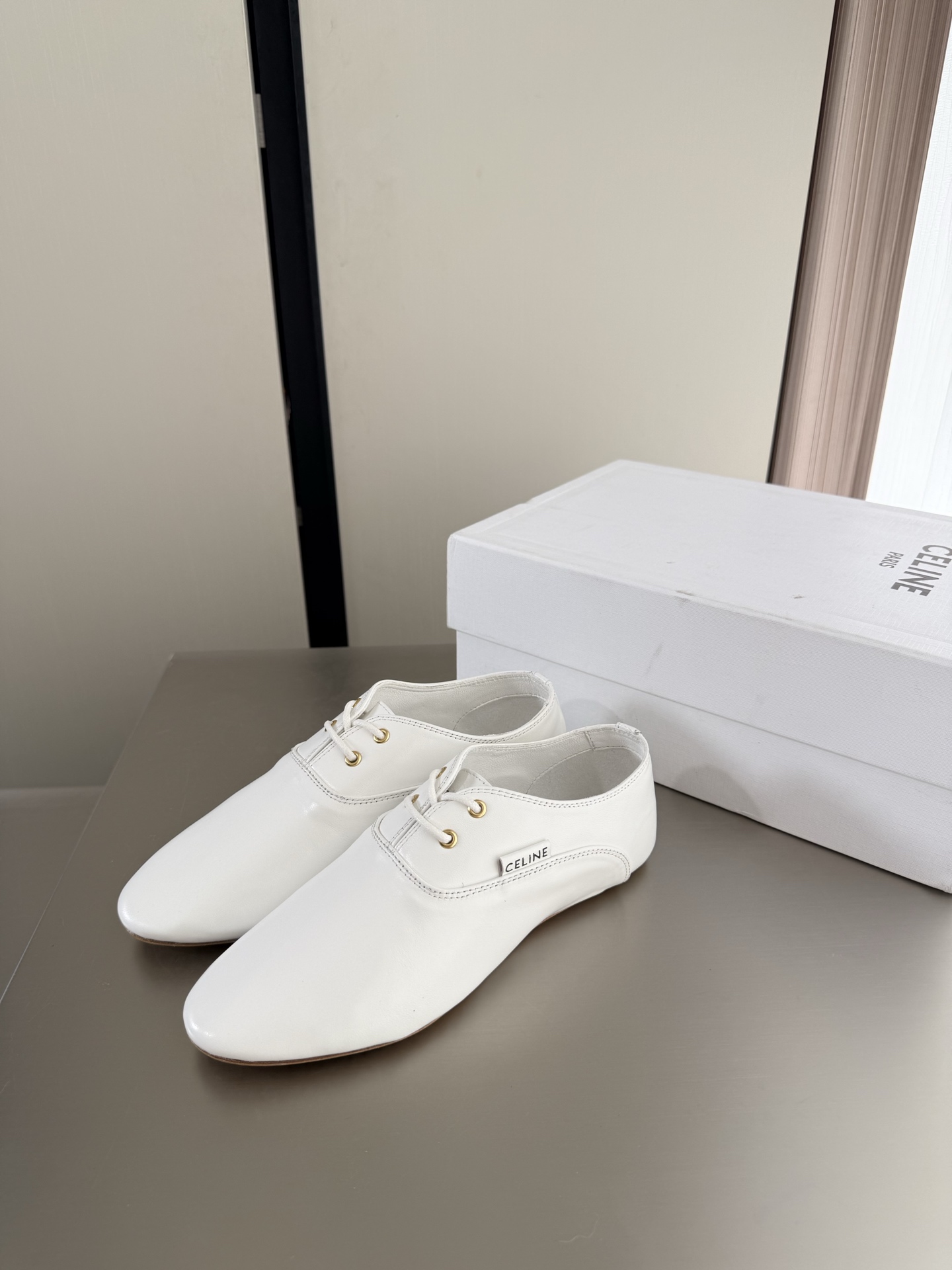 NO:816018,Flat lace-up shoes Comfortable lace-up shoes Bun shoe craftsmanship CELINE Exclusive Arc de Triomphe series Slippers Celine Family element design Stamped logo logo White calf leather Stamped and stamped to create a full three-dimensional effect Matching and matching Lambskin lining Original design The midsole is the same as the original Styling midsole The same as the original leather outsole Clear and three-dimensional Small details are seen in the big focus Original consistent fabrics Equipped with original packaging 35 36 37 38  39 40 41 4041 size customization, super beautiful, super age-reducing, loafers, celine, celine, loafers, slippers, cowhide, sheepskin, Leather soles19860909平底绑带鞋 舒适帮带鞋 包子鞋工艺 CELINE 专属 凯旋门系列 拖鞋   赛琳 家族元素设计 钢印logo logo   白色小牛皮 钢印压模而成立体感十足 对标对版   内里小羊皮  原版设计 中底选用原版一致 定型中底  原版一致真皮大底 清晰 立体  小细节见大专注  原版一致面料  配置原版包装  35 36 37 38 39 40 41  4041 码定制 超级美 超级减龄,乐福鞋,celine,celine,loafers,slippers,cowhide,sheepskin,Leather soles,Women's Shoes