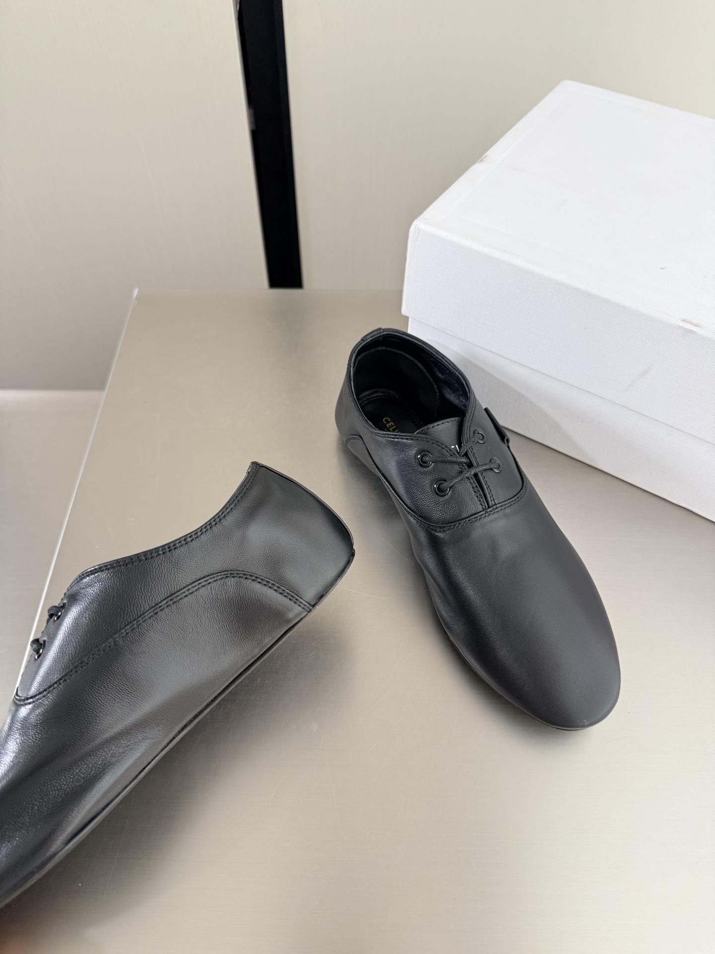 NO:816021,Flat lace-up shoes Comfortable lace-up shoes Bun shoe craftsmanship CELINE Exclusive Arc de Triomphe series Slippers Celine Family element design Stamped logo logo Black calfskin Stamped and embossed with full three-dimensional effect Matching and matching Lambskin lining Original design The midsole is the same as the original Stylish midsole The same as the original leather outsole Clear and three-dimensional Small details are seen in the big focus Original consistent fabrics Equipped with original packaging 35 36 37  38 39 40 41 4041 size customization, super beautiful, super age-reducing, loafers, celine, celine, loafers, slippers, cowhide, sheepskin, Leather soles19860909平底绑带鞋 舒适帮带鞋 包子鞋工艺 CELINE 专属 凯旋门系列 拖鞋   赛琳 家族元素设计 钢印logo logo   黑色 小牛皮 钢印压模而成立体感十足 对标对版   内里小羊皮  原版设计 中底选用原版一致 定型中底  原版一致真皮大底 清晰 立体  小细节见大专注  原版一致面料  配置原版包装  35 36 37 38 39 40 41  4041 码定制 超级美 超级减龄,乐福鞋,celine,celine,loafers,slippers,cowhide,sheepskin,Leather soles,Women's Shoes
