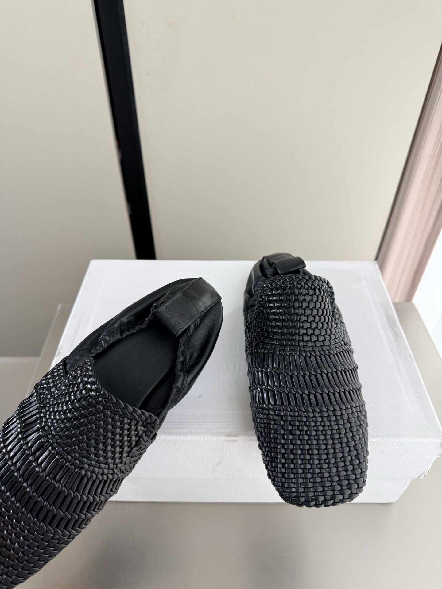 NO:816024,Flat woven loafers Hand-woven craftsmanship CELINE Exclusive Arc de Triomphe series Slippers Celine Family element design Stamped logo logo Black calfskin Stamped and embossed with full three-dimensional effect Matching and matching Lambskin lining Original design The midsole is the same as the original One-piece midsole The same original leather outsole Clear and three-dimensional Small details make a difference Original and consistent fabrics Equipped with original packaging 35 36 37 38  39 40 41 4041 size customization, super beautiful, super age-reducing, loafers, celine, celine, loafers, slippers, cowhide, sheepskin, Leather soles19860909平底 编织乐福鞋 手工编织 工艺 CELINE 专属 凯旋门系列 拖鞋   赛琳 家族元素设计 钢印logo logo   黑色 小牛皮 钢印压模而成立体感十足 对标对版   内里小羊皮  原版设计 中底选用原版一致 定型中底  原版一致真皮大底 清晰 立体  小细节见大专注  原版一致面料  配置原版包装  35 36 37 38 39 40 41  4041 码定制 超级美 超级减龄,乐福鞋,celine,celine,loafers,slippers,cowhide,sheepskin,Leather soles,Women's Shoes