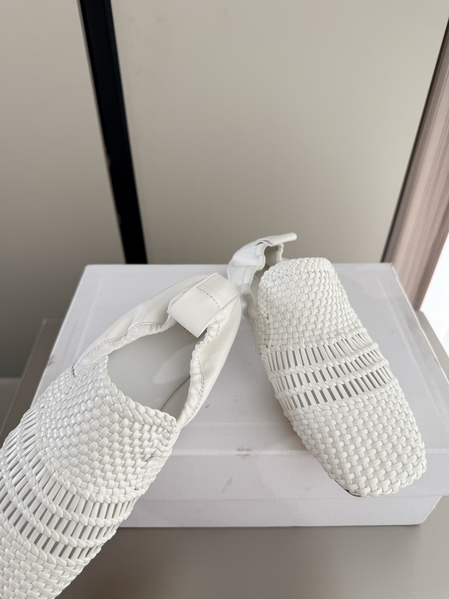 NO:816027,Flat woven loafers Hand-woven craftsmanship CELINE Exclusive Arc de Triomphe series Slippers Celine Family element design Stamped logo logo White calfskin Stamped and stamped to create a full three-dimensional effect Matching and matching Lambskin lining Original design The midsole is the same as the original One-piece midsole The same genuine leather outsole as the original Clear three-dimensional Big focus on small details Original consistent fabrics Equipped with original packaging 35 36 37 38  39 40 41 4041 size customization, super beautiful, super age-reducing, loafers, celine, celine, loafers, slippers, cowhide, sheepskin, Leather soles19860909平底 编织乐福鞋 手工编织 工艺 CELINE 专属 凯旋门系列 拖鞋   赛琳 家族元素设计 钢印logo logo   白色 小牛皮 钢印压模而成立体感十足 对标对版   内里小羊皮  原版设计 中底选用原版一致 定型中底  原版一致真皮大底 清晰 立体  小细节见大专注  原版一致面料  配置原版包装  35 36 37 38 39 40 41  4041 码定制 超级美 超级减龄,乐福鞋,celine,celine,loafers,slippers,cowhide,sheepskin,Leather soles,Women's Shoes