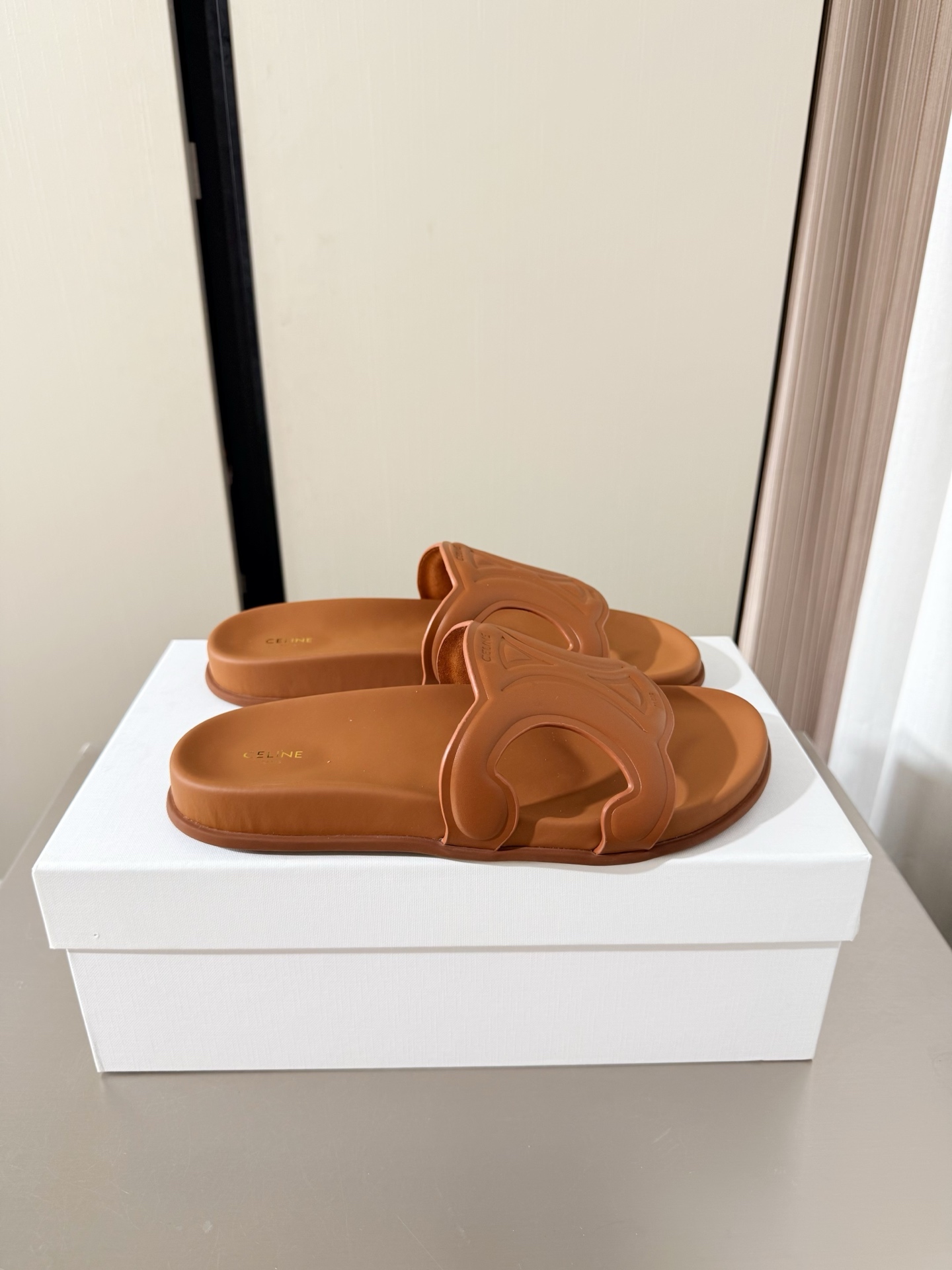 NO:815577,Arc de Triomphe flat sole with large logo thick sole slippers three-dimensional steel stamp craftsmanship CELINE exclusive Arc de Triomphe series slippers Celine family element design three-dimensional steel stamp logo brown calfskin steel stamped with full three-dimensional effect benchmarking and version lambskin lining original design midsole is consistent with the original one shaped midsole consistent with the original molded outsole clear three-dimensional small details are attentive to the original consistent fabric equipped with original packaging 35  36 37 38 39 40 41 4041 size customization, super beautiful, super age-reducing, slippers, celine, celine, slippers, cowhide, sheepskin19860909凯旋门 平底 大logo 厚底拖鞋 立体钢印 工艺 CELINE 专属 凯旋门系列 拖鞋   赛琳 家族元素设计 立体钢印logo logo   棕色 小牛皮 钢印压模而成立体感十足 对标对版   内里小羊皮  原版设计 中底选用原版一致 定型中底  原版一致 成型大底 清晰 立体  小细节见大专注  原版一致面料  配置原版包装  35 36 37 38 39 40 41  4041 码定制 超级美 超级减龄,拖鞋,celine,celine,slippers,cowhide,sheepskin,Women's Shoes
