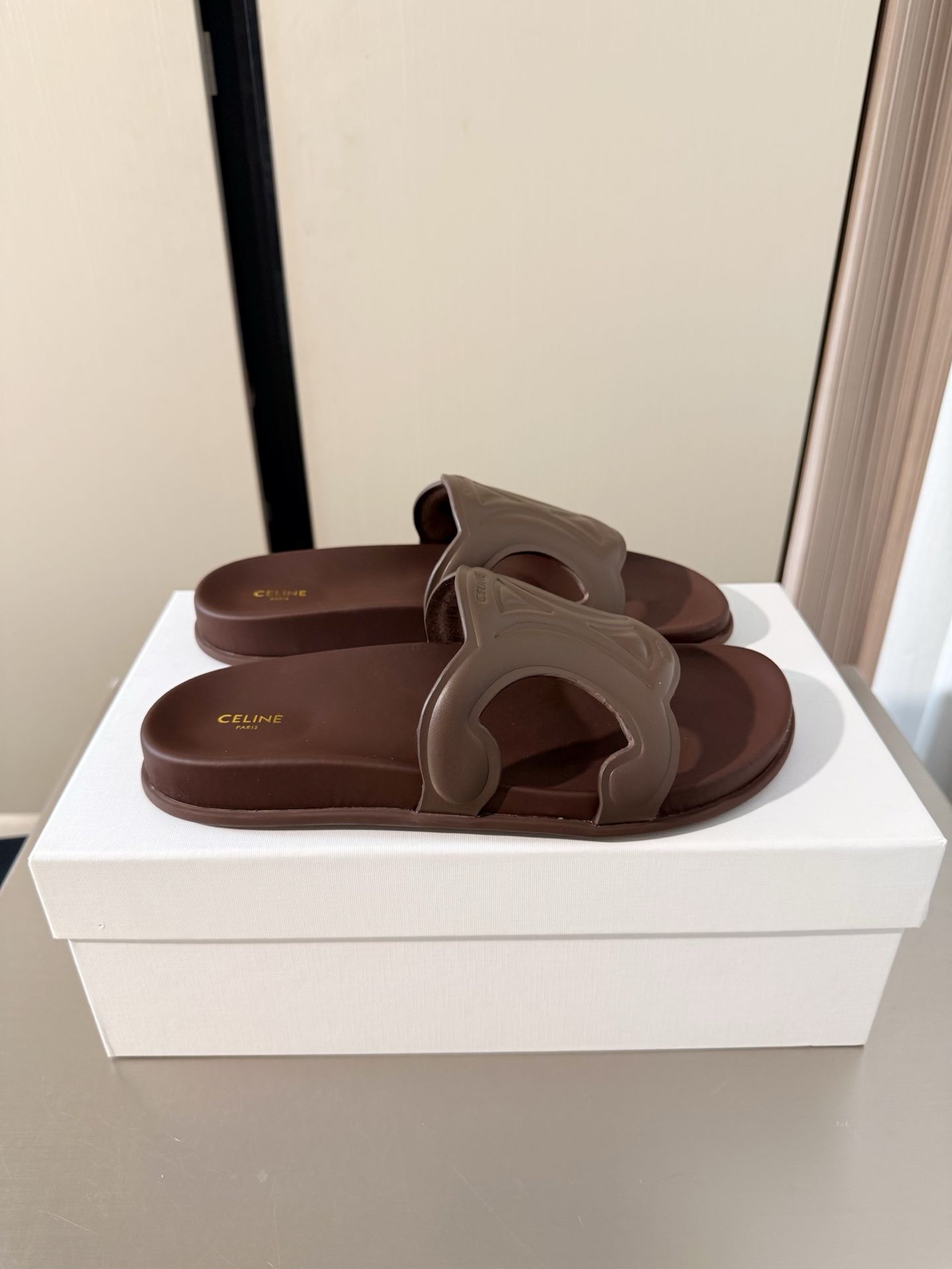 NO:815580,Arc de Triomphe flat sole with big logo thick sole slippers three-dimensional steel stamp craftsmanship CELINE exclusive Arc de Triomphe series slippers Celine family element design three-dimensional steel stamp logo brown calfskin stamped with steel stamp to create a full three-dimensional effect benchmarking and version lambskin lining original design midsole consistent with the original one shaped midsole consistent with the original molded outsole clear three-dimensional focus on small details original consistent fabric equipped with original packaging 35  36 37 38 39 40 41 4041 size customization, super beautiful, super age-reducing, slippers, celine, celine, slippers, cowhide, sheepskin19860909凯旋门 平底 大logo 厚底拖鞋 立体钢印 工艺 CELINE 专属 凯旋门系列 拖鞋   赛琳 家族元素设计 立体钢印logo logo   咖啡色 小牛皮 钢印压模而成立体感十足 对标对版   内里小羊皮  原版设计 中底选用原版一致 定型中底  原版一致 成型大底 清晰 立体  小细节见大专注  原版一致面料  配置原版包装  35 36 37 38 39 40 41  4041 码定制 超级美 超级减龄,拖鞋,celine,celine,slippers,cowhide,sheepskin,Women's Shoes