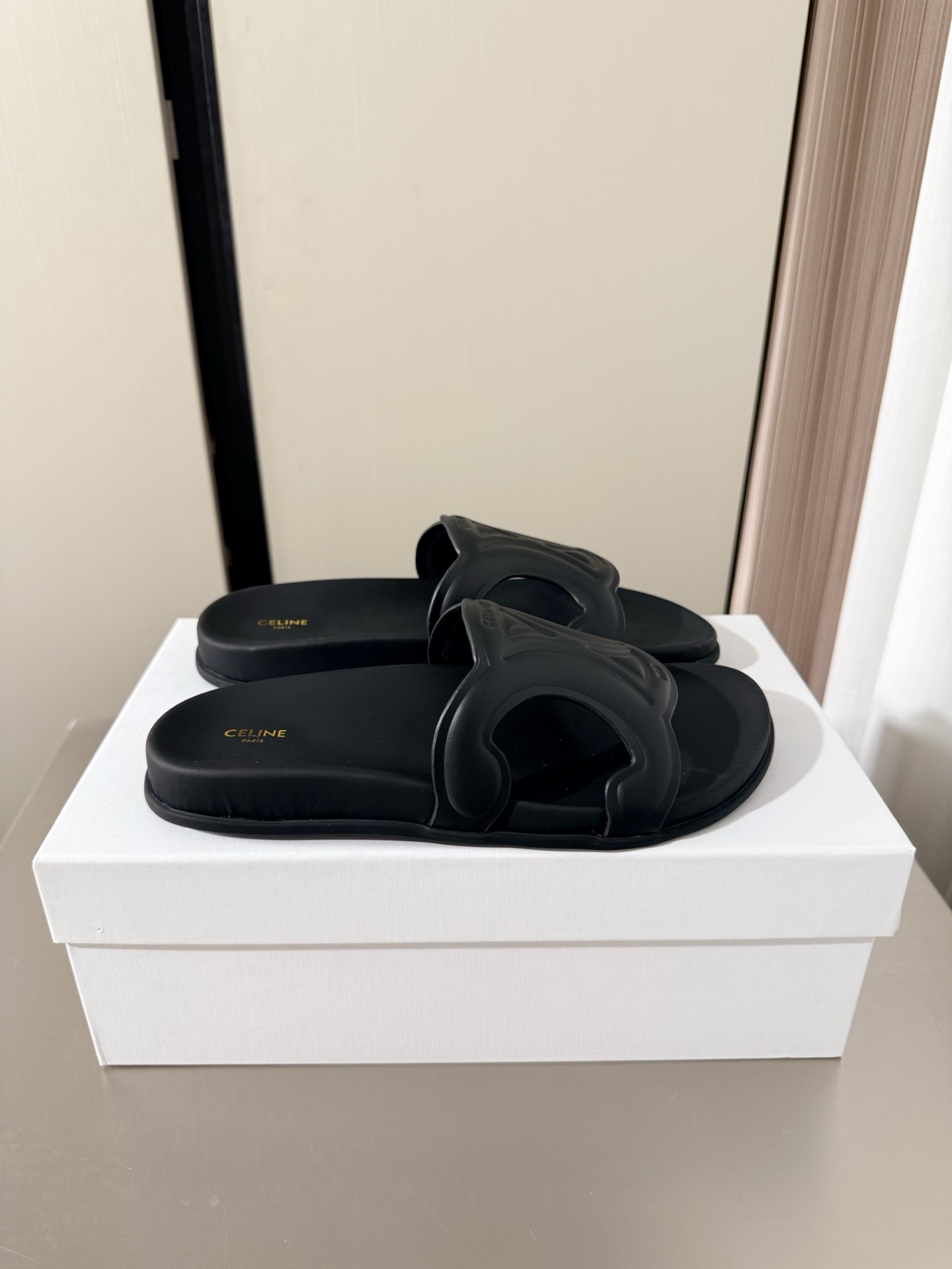 NO:815584,Arc de Triomphe flat sole with big logo thick sole slippers three-dimensional steel stamp craftsmanship CELINE exclusive Arc de Triomphe series slippers Celine family element design three-dimensional steel stamp logo logo black calfskin steel stamped with full three-dimensional effect benchmarking and version lambskin lining original design midsole is consistent with the original version shaped midsole consistent with the original molded outsole clear three-dimensional small details are attentive to the original consistent fabric equipped with original packaging 35  36 37 38 39 40 41 4041 size customization, super beautiful, super age-reducing, slippers, celine, celine, slippers, cowhide, sheepskin19860909凯旋门 平底 大logo 厚底拖鞋 立体钢印 工艺 CELINE 专属 凯旋门系列 拖鞋   赛琳 家族元素设计 立体钢印logo logo   黑色 小牛皮 钢印压模而成立体感十足 对标对版   内里小羊皮  原版设计 中底选用原版一致 定型中底  原版一致 成型大底 清晰 立体  小细节见大专注  原版一致面料  配置原版包装  35 36 37 38 39 40 41  4041 码定制 超级美 超级减龄,拖鞋,celine,celine,slippers,cowhide,sheepskin,Women's Shoes
