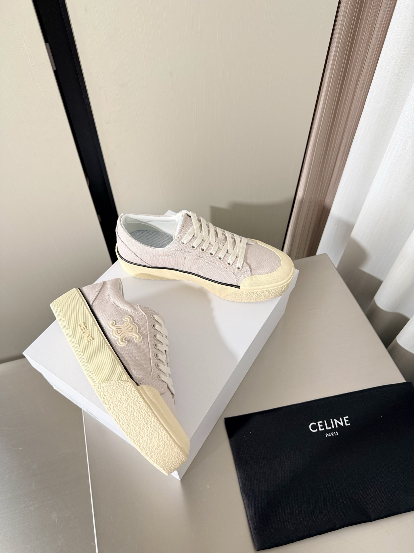 NO:816026,Thick sole Arc de Triomphe Flat bottom Side logo Retro sports shoes Three-dimensional steel stamp Craftsmanship CELINE Exclusive Arc de Triomphe series Slippers Celine Family element design Three-dimensional steel stamp logo logo Beige Washed canvas Stamped and stamped to create a full three-dimensional feel Matching and matching Lambskin lining Original design The midsole is the same as the original One-dimensional midsole The same as the original one Molded outsole Clear three-dimensional Small details can be seen in the big focus Original consistent fabrics Equipped with original packaging  35 36 37 38 39 40 41 4041 size customization, super beautiful, super age-reducing, casual shoes/sports shoes, celine, celine, sneakers, slippers, sheepskin19860909厚底 凯旋门 平底 侧logo 复古运动鞋 立体钢印 工艺 CELINE 专属 凯旋门系列 拖鞋   赛琳 家族元素设计 立体钢印logo logo   米灰色 洗水帆布 钢印压模而成立体感十足 对标对版   内里小羊皮  原版设计 中底选用原版一致 定型中底  原版一致 成型大底 清晰 立体  小细节见大专注  原版一致面料  配置原版包装  35 36 37 38 39 40 41  4041 码定制 超级美 超级减龄,休闲鞋/运动鞋,celine,celine,sneakers,slippers,sheepskin,Women's Shoes