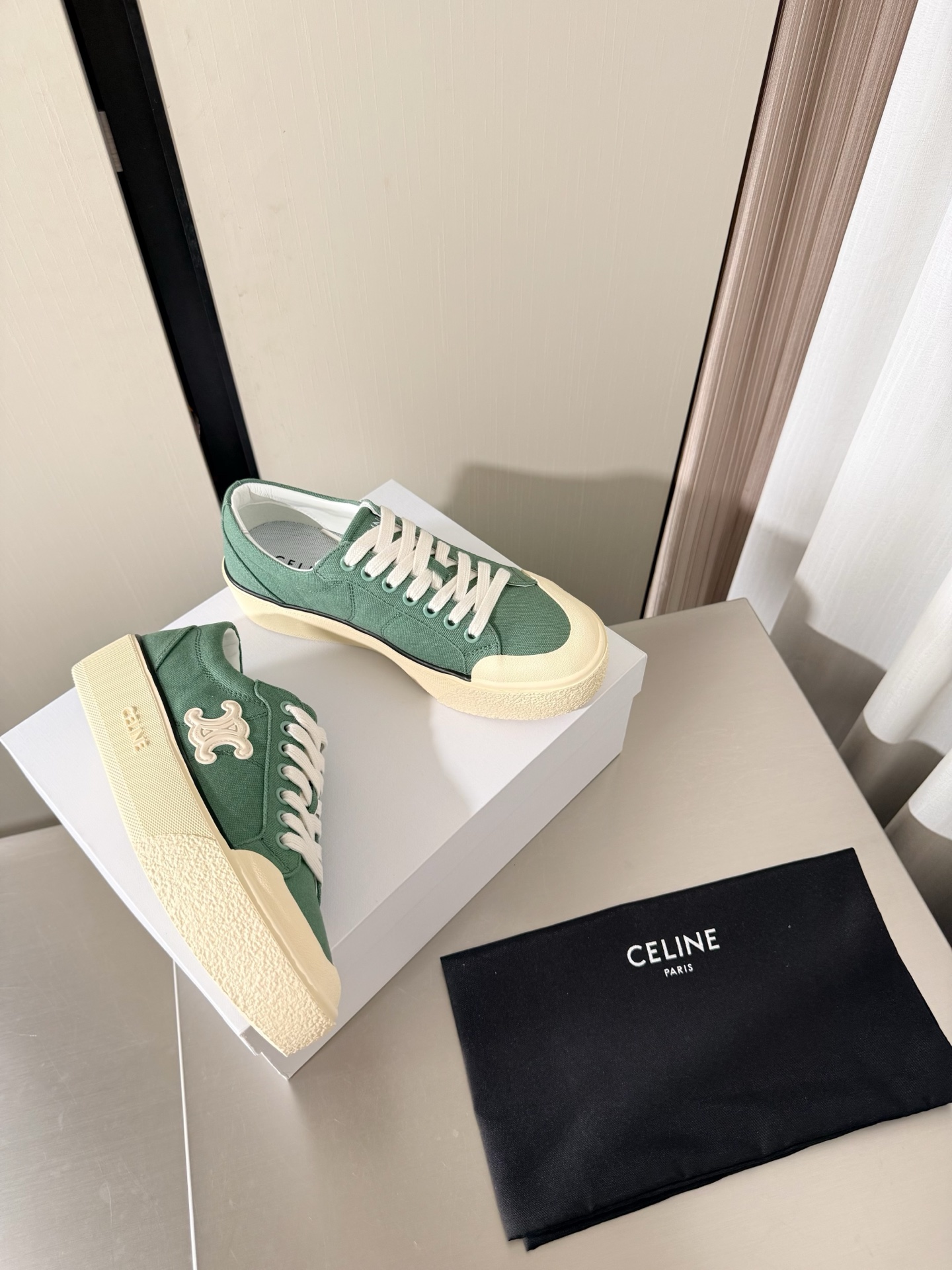 NO:816029,Thick sole Arc de Triomphe Flat bottom Side logo Retro sports shoes Three-dimensional steel stamp Craftsmanship CELINE Exclusive Arc de Triomphe series Slippers Celine Family element design Three-dimensional steel stamp logo Green Washed canvas Stamped and stamped to create a full three-dimensional feel Matching and matching Lambskin lining Original design The midsole is consistent with the original. The midsole is shaped. The original is consistent. Molded outsole. Clear and three-dimensional. Focus on small details. Original consistent fabric. Equipped with original packaging.  35 36 37 38 39 40 41 4041 size customization, super beautiful, super age-reducing, casual shoes/sports shoes, celine, celine, sneakers, slippers, sheepskin19860909厚底 凯旋门 平底 侧logo 复古运动鞋 立体钢印 工艺 CELINE 专属 凯旋门系列 拖鞋   赛琳 家族元素设计 立体钢印logo logo   绿色 洗水帆布 钢印压模而成立体感十足 对标对版   内里小羊皮  原版设计 中底选用原版一致 定型中底  原版一致 成型大底 清晰 立体  小细节见大专注  原版一致面料  配置原版包装  35 36 37 38 39 40 41  4041 码定制 超级美 超级减龄,休闲鞋/运动鞋,celine,celine,sneakers,slippers,sheepskin,Women's Shoes