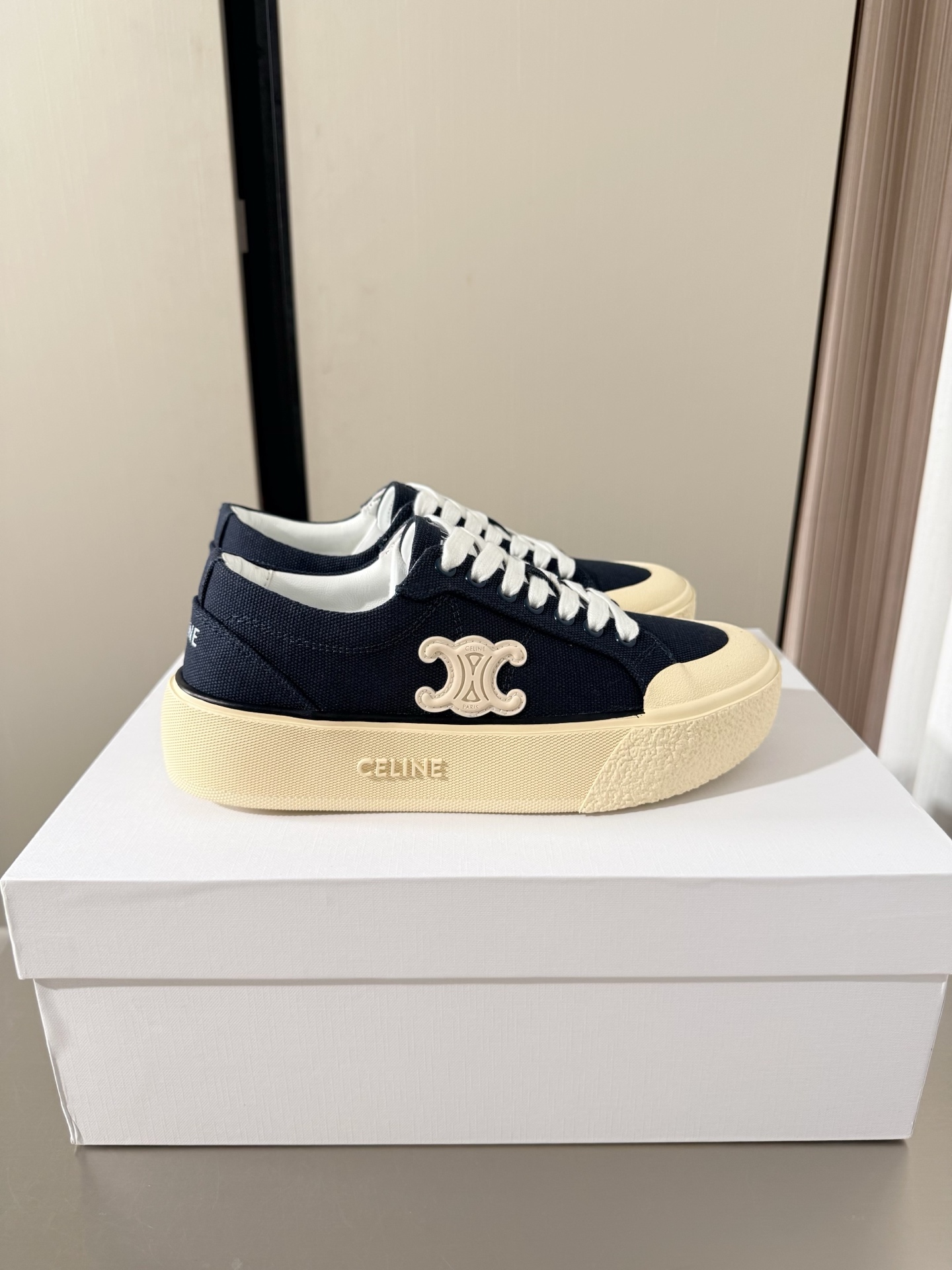 NO:816032,Thick sole Arc de Triomphe Flat bottom Side logo Retro sports shoes Three-dimensional steel stamp Craftsmanship CELINE Exclusive Arc de Triomphe series Slippers Celine Family element design Three-dimensional steel stamp logo Black Washed canvas Stamped and stamped to create a full three-dimensional feel Matching and matching Lambskin lining Original design The midsole is consistent with the original One-dimensional midsole The same as the original one Molded outsole Clear three-dimensional Small details can be seen in the big focus Original consistent fabrics Equipped with original packaging  35 36 37 38 39 40 41 4041 size customization, super beautiful, super age-reducing, casual shoes/sports shoes, celine, celine, sneakers, slippers, sheepskin19860909厚底 凯旋门 平底 侧logo 复古运动鞋 立体钢印 工艺 CELINE 专属 凯旋门系列 拖鞋   赛琳 家族元素设计 立体钢印logo logo   黑色 洗水帆布 钢印压模而成立体感十足 对标对版   内里小羊皮  原版设计 中底选用原版一致 定型中底  原版一致 成型大底 清晰 立体  小细节见大专注  原版一致面料  配置原版包装  35 36 37 38 39 40 41  4041 码定制 超级美 超级减龄,休闲鞋/运动鞋,celine,celine,sneakers,slippers,sheepskin,Women's Shoes