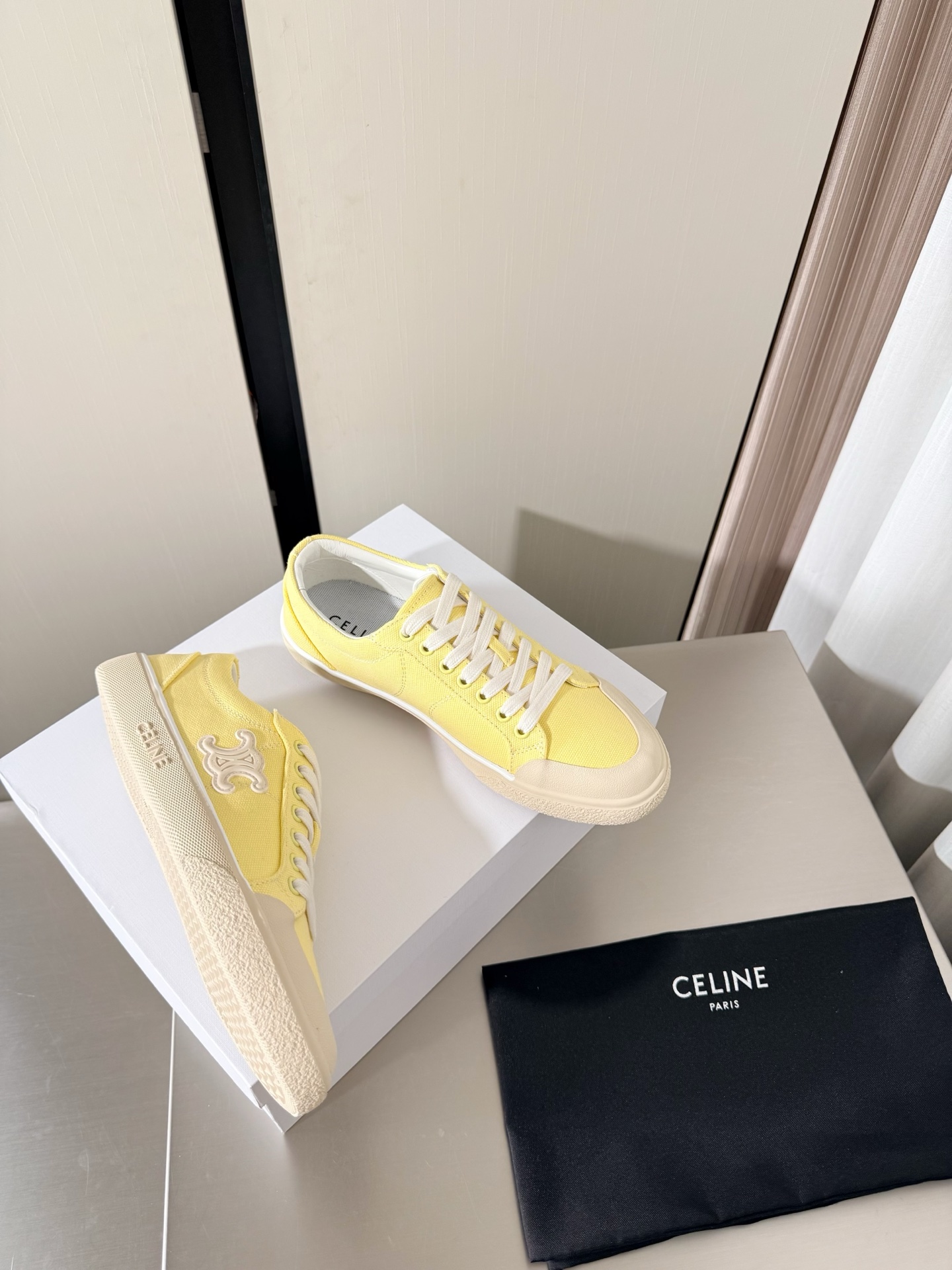 NO:816009,Thin sole Arc de Triomphe Flat bottom Side logo Retro sports shoes Three-dimensional steel stamp Craftsmanship CELINE Exclusive Arc de Triomphe series Slippers Celine Family element design Three-dimensional steel stamp logo Lemon yellow Washed canvas Stamped and stamped to create a full three-dimensional sense Matching and versioning Lambskin lining Original design The midsole is consistent with the original version Shaped midsole The same as the original version Molded outsole Clear and three-dimensional Small details can be seen in the big focus Original consistent fabrics Equipped with original packaging  35 36 37 38 39 40 41 4041 size customization, super beautiful, super age-reducing, casual shoes/sports shoes, celine, celine, sneakers, slippers, sheepskin19860909薄底 凯旋门 平底 侧logo 复古运动鞋 立体钢印 工艺 CELINE 专属 凯旋门系列 拖鞋   赛琳 家族元素设计 立体钢印logo logo   柠檬黄 洗水帆布 钢印压模而成立体感十足 对标对版   内里小羊皮  原版设计 中底选用原版一致 定型中底  原版一致 成型大底 清晰 立体  小细节见大专注  原版一致面料  配置原版包装  35 36 37 38 39 40 41  4041 码定制 超级美 超级减龄,休闲鞋/运动鞋,celine,celine,sneakers,slippers,sheepskin,Women's Shoes