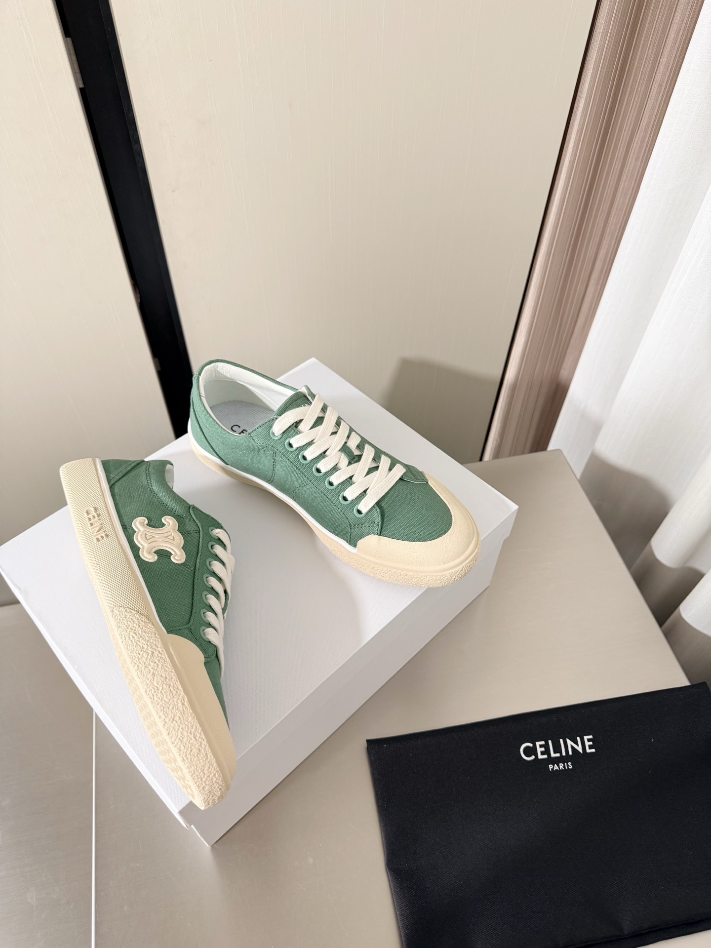 NO:816012,Thin sole Arc de Triomphe Flat bottom Side logo Retro sports shoes Three-dimensional steel stamp Craftsmanship CELINE Exclusive Arc de Triomphe series Slippers Celine Family element design Three-dimensional steel stamp logo Green Washed canvas Stamped and embossed with full three-dimensional effect Matching and matching Lambskin lining Original design The midsole is consistent with the original One-dimensional midsole The same as the original molded outsole Clear and three-dimensional Small details are seen in the big focus Original consistent fabrics Equipped with original packaging  35 36 37 38 39 40 41 4041 size customization, super beautiful, super age-reducing, casual shoes/sports shoes, celine, celine, sneakers, slippers, sheepskin19860909薄底 凯旋门 平底 侧logo 复古运动鞋 立体钢印 工艺 CELINE 专属 凯旋门系列 拖鞋   赛琳 家族元素设计 立体钢印logo logo   绿色 洗水帆布 钢印压模而成立体感十足 对标对版   内里小羊皮  原版设计 中底选用原版一致 定型中底  原版一致 成型大底 清晰 立体  小细节见大专注  原版一致面料  配置原版包装  35 36 37 38 39 40 41  4041 码定制 超级美 超级减龄,休闲鞋/运动鞋,celine,celine,sneakers,slippers,sheepskin,Women's Shoes