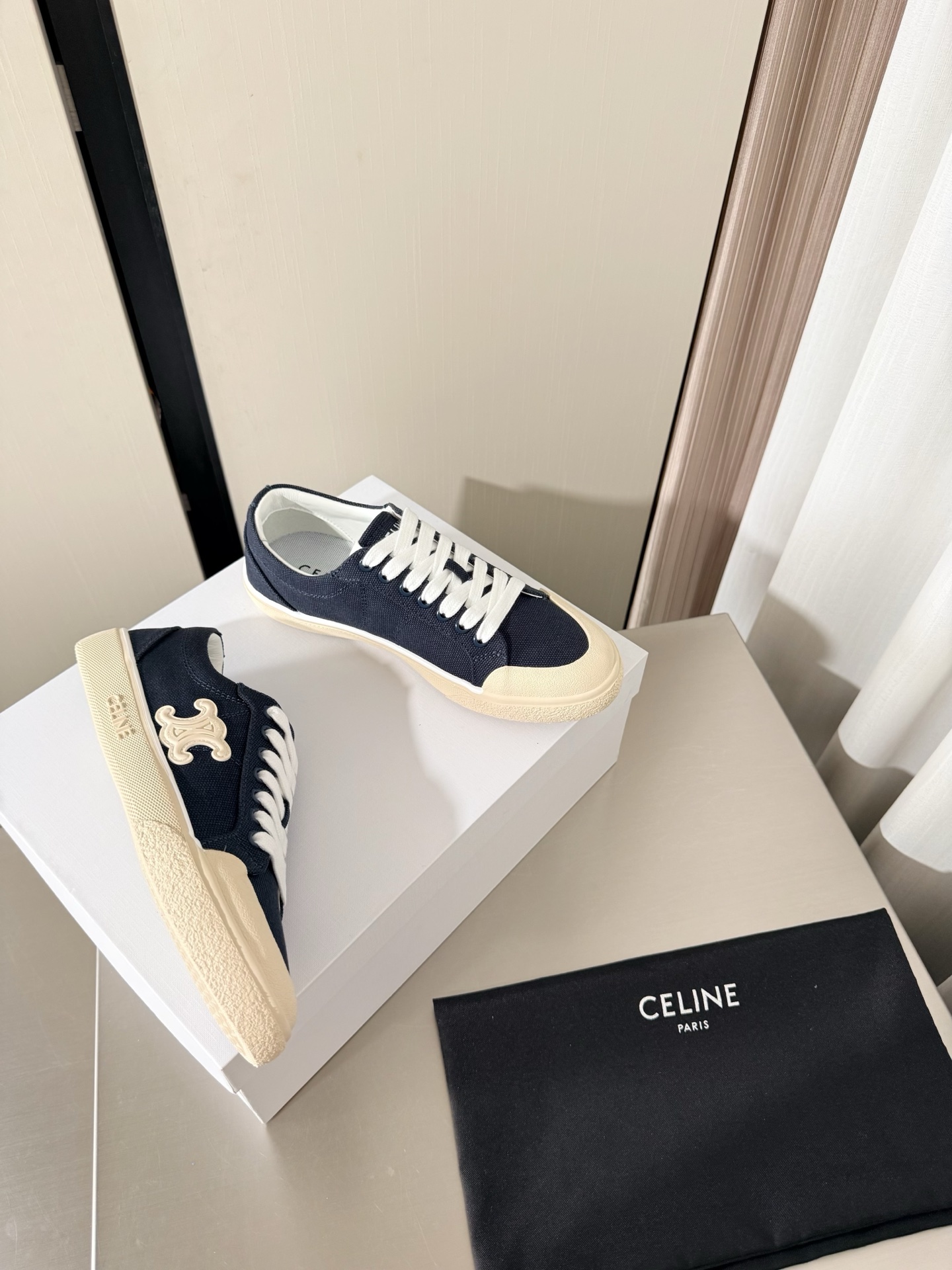 NO:816015,Thin sole Arc de Triomphe Flat bottom Side logo Retro sports shoes Three-dimensional steel stamp Craftsmanship CELINE Exclusive Arc de Triomphe series Slippers Celine Family element design Three-dimensional steel stamp logo logo Beige Washed canvas Stamped and stamped to make it full of three-dimensionality Benchmarking and matching Lambskin lining Original design The midsole is consistent with the original version Shaped midsole The same as the original version Molded outsole Clear three-dimensional Small details can be seen in the big focus Original consistent fabrics Equipped with original packaging  35 36 37 38 39 40 41 4041 size customization, super beautiful, super age-reducing, casual shoes/sports shoes, celine, celine, sneakers, slippers, sheepskin19860909薄底 凯旋门 平底 侧logo 复古运动鞋 立体钢印 工艺 CELINE 专属 凯旋门系列 拖鞋   赛琳 家族元素设计 立体钢印logo logo   米灰色 洗水帆布 钢印压模而成立体感十足 对标对版   内里小羊皮  原版设计 中底选用原版一致 定型中底  原版一致 成型大底 清晰 立体  小细节见大专注  原版一致面料  配置原版包装  35 36 37 38 39 40 41  4041 码定制 超级美 超级减龄,休闲鞋/运动鞋,celine,celine,sneakers,slippers,sheepskin,Women's Shoes