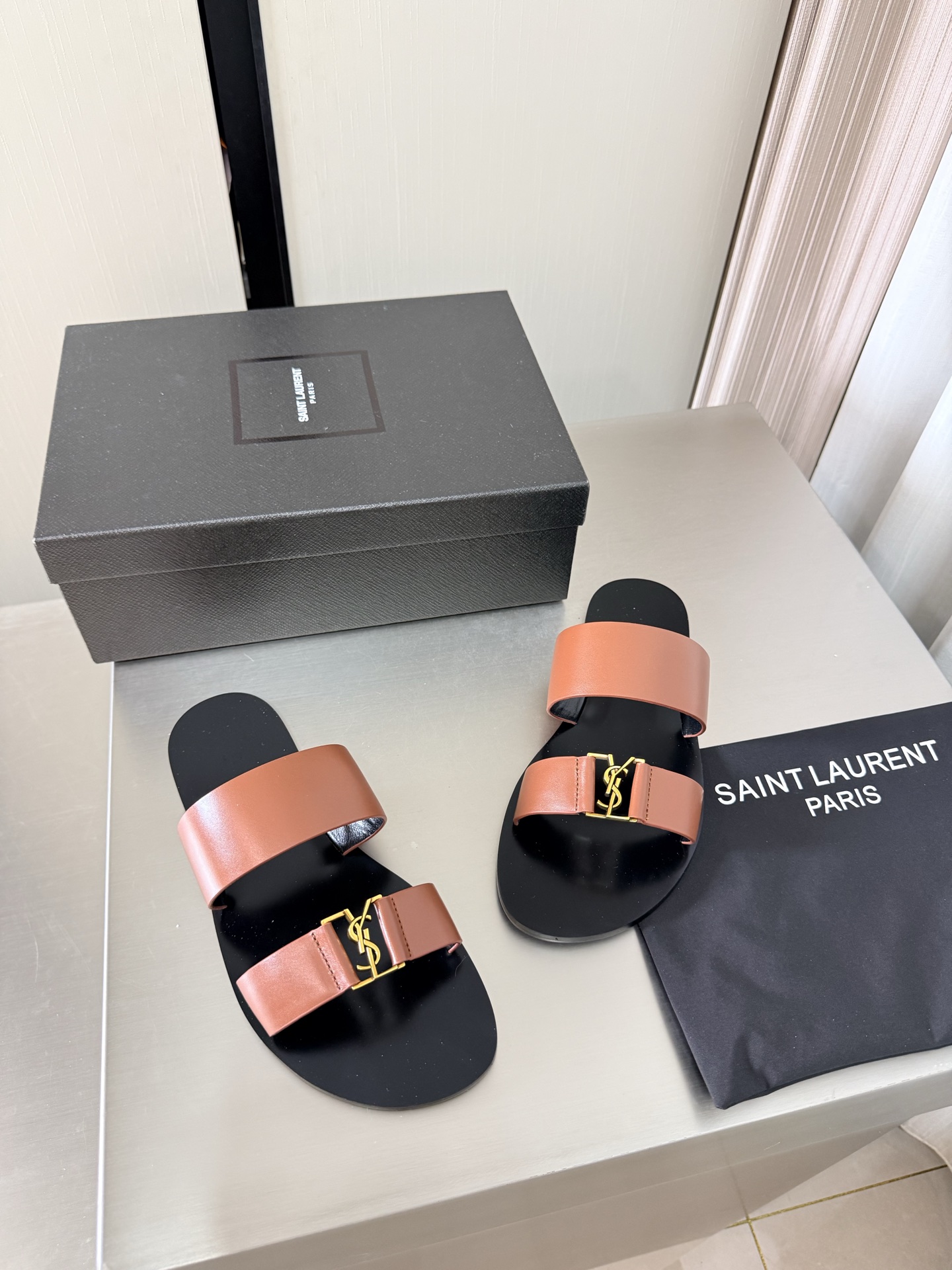 NO:815562,YSL flat-soled double-strap slippers, metal logo decoration, 1 cm heel height, Yvette Saint Laurent Saint Laurent logo, brown, exquisite calfskin, the poplar forest that understands women’s hearts best, beautiful shoes with no dead ends, supports aura, noble temperament, imported sheepskin lining, close to the feet, comfortable, genuine leather outsole imported from Italy, size 35 36 37 38 39 40 41 42 (40 41 42)  Order) with counter packaging, slippers, saint laurent, saint laurent, saint laurent, slippers, cowhide, sheepskin, Leather soles19860909YSL 平底 双带拖鞋 金属logo装饰 1 cm 跟高 Yvette Saint Laurent圣罗兰logo 棕色 精致  小牛皮 最懂女人心的杨树林 无死角的美鞋 撑起气场 气质高贵  进口羊皮内里 贴脚 舒适 意大利进口真皮大底  码数35 36 37 38 39 40 41 42 （40 41 42 订） 配专柜包装,拖鞋,saint laurent,saint laurent,saint laurent,slippers,cowhide,sheepskin,Leather soles,Women's Shoes