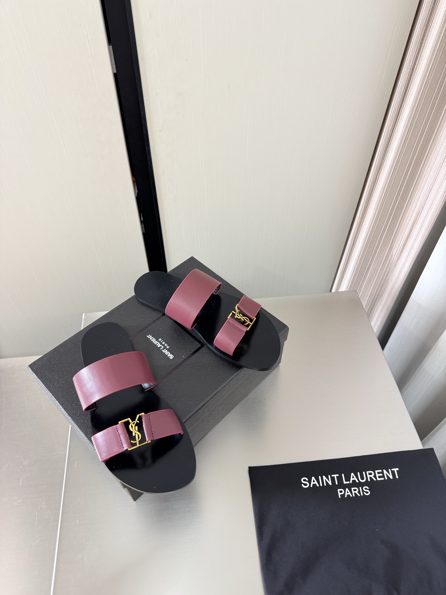 NO:815565,YSL flat-soled double-strap slippers, metal logo decoration, 1 cm heel height, Yvette Saint Laurent logo, burgundy exquisite calfskin, the poplar forest that understands women’s hearts best, beautiful shoes with no dead ends, supporting aura, noble temperament, imported sheepskin lining, comfortable, genuine leather outsole imported from Italy, size 35 36 37 38 39 40 41 42 (40 41 42)  Order) with counter packaging, slippers, saint laurent, saint laurent, saint laurent, slippers, cowhide, sheepskin, Leather soles19860909YSL 平底 双带拖鞋 金属logo装饰 1 cm 跟高 Yvette Saint Laurent圣罗兰logo 酒红精致  小牛皮 最懂女人心的杨树林 无死角的美鞋 撑起气场 气质高贵  进口羊皮内里 贴脚 舒适 意大利进口真皮大底  码数35 36 37 38 39 40 41 42 （40 41 42 订） 配专柜包装,拖鞋,saint laurent,saint laurent,saint laurent,slippers,cowhide,sheepskin,Leather soles,Women's Shoes