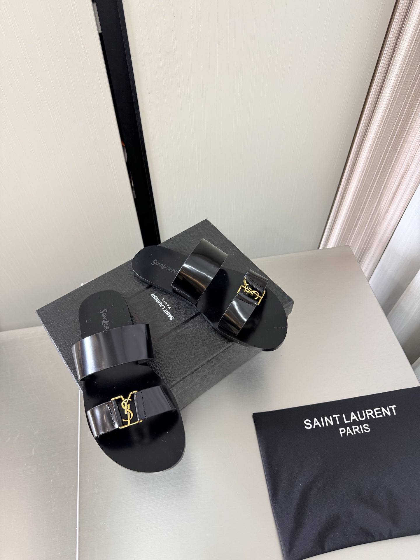 NO:815568,YSL flat-soled double-strap slippers, metal logo decoration, 1 cm heel height, Yvette Saint Laurent logo, black, exquisite, open-edge beaded calfskin, poplar forest that understands women’s hearts best, beautiful shoes with no dead ends, supports aura, noble temperament, imported sheepskin lining, close to the feet, comfortable, genuine leather outsole imported from Italy, size 35 36 37 38 39 40 41 42 (40 41)  42 orders) with counter packaging, slippers, saint laurent, saint laurent, saint laurent, slippers, cowhide, sheepskin, Leather soles19860909YSL 平底 双带拖鞋 金属logo装饰 1 cm 跟高 Yvette Saint Laurent圣罗兰logo 黑色 精致  开边珠小牛皮 最懂女人心的杨树林 无死角的美鞋 撑起气场 气质高贵  进口羊皮内里 贴脚 舒适 意大利进口真皮大底  码数35 36 37 38 39 40 41 42 （40 41 42 订） 配专柜包装,拖鞋,saint laurent,saint laurent,saint laurent,slippers,cowhide,sheepskin,Leather soles,Women's Shoes