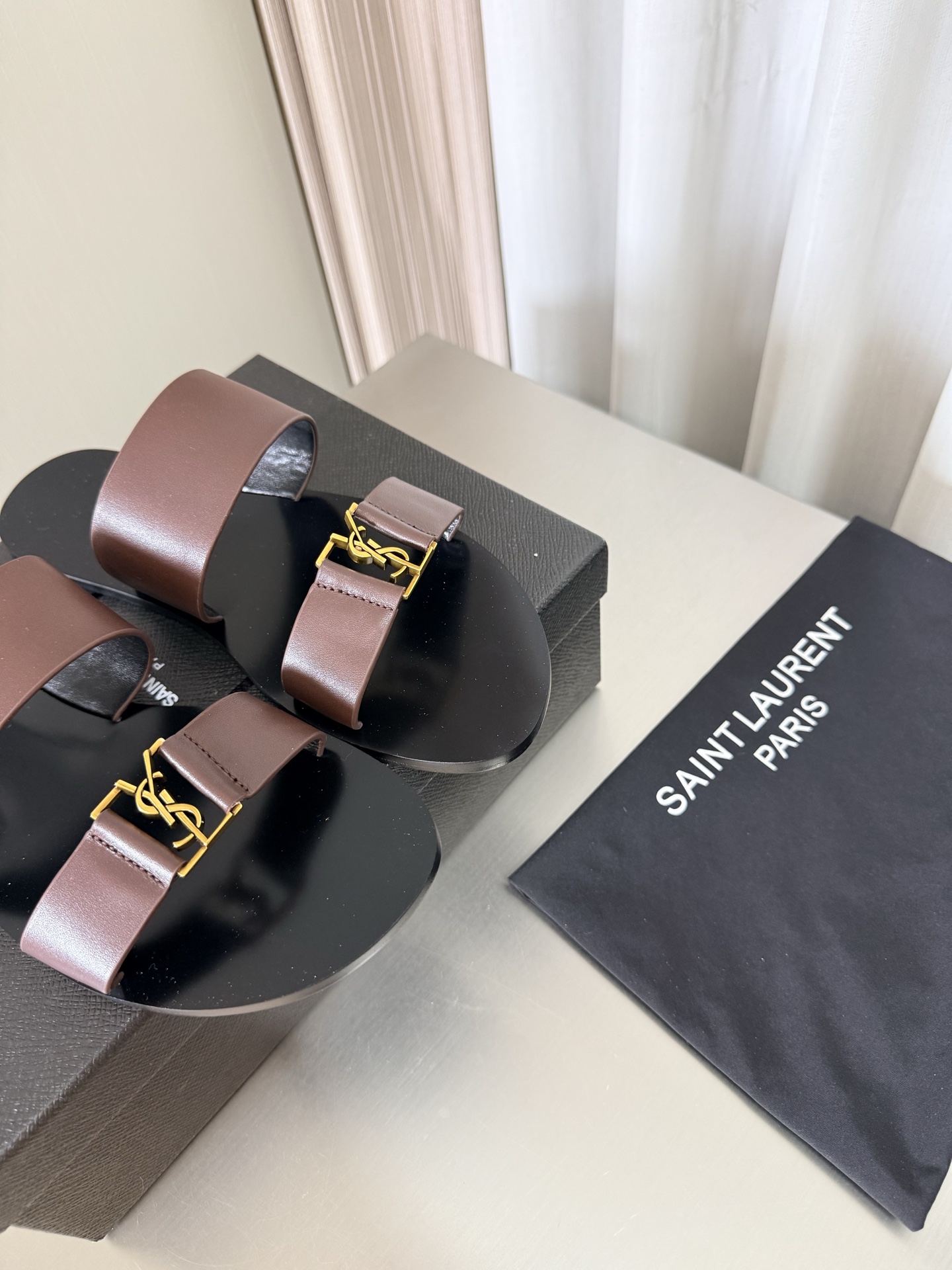 NO:815571,YSL flat-soled double-strap slippers, metal logo decoration, 1 cm heel height, Yvette Saint Laurent logo, brown, exquisite, open-edge beaded calfskin, poplar forest that understands women's hearts best, beautiful shoes with no dead ends, supports the aura, noble temperament, imported sheepskin lining, close to the feet, comfortable, genuine leather outsole imported from Italy, size 35 36 37 38 39 40 41 42 (40)  41 42 order) with counter packaging, slippers, saint laurent, saint laurent, saint laurent, slippers, cowhide, sheepskin, Leather soles19860909YSL 平底 双带拖鞋 金属logo装饰 1 cm 跟高 Yvette Saint Laurent圣罗兰logo 咖啡色 精致  开边珠小牛皮 最懂女人心的杨树林 无死角的美鞋 撑起气场 气质高贵  进口羊皮内里 贴脚 舒适 意大利进口真皮大底  码数35 36 37 38 39 40 41 42 （40 41 42 订） 配专柜包装,拖鞋,saint laurent,saint laurent,saint laurent,slippers,cowhide,sheepskin,Leather soles,Women's Shoes