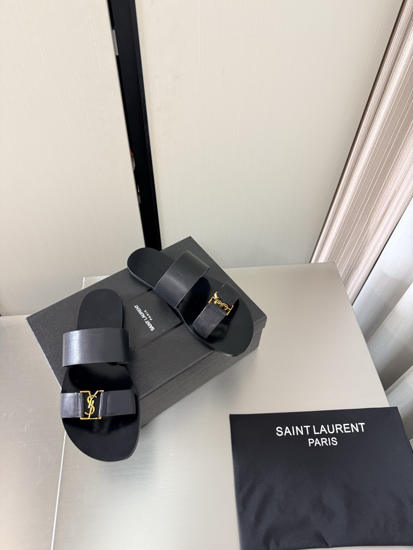 NO:815575,YSL flat-soled double-strap slippers, metal logo decoration, 1 cm heel height, Yvette Saint Laurent Saint Laurent logo, black, exquisite calfskin, the poplar forest that understands women's hearts best, beautiful shoes with no dead ends, supporting aura, noble temperament, imported sheepskin lining, close to the feet, comfortable, genuine leather outsole imported from Italy, size 35 36 37 38 39 40 41 42 (40 41 42)  Order) with counter packaging, slippers, saint laurent, saint laurent, saint laurent, slippers, cowhide, sheepskin, Leather soles19860909YSL 平底 双带拖鞋 金属logo装饰 1 cm 跟高 Yvette Saint Laurent圣罗兰logo 黑色 精致  小牛皮 最懂女人心的杨树林 无死角的美鞋 撑起气场 气质高贵  进口羊皮内里 贴脚 舒适 意大利进口真皮大底  码数35 36 37 38 39 40 41 42 （40 41 42 订） 配专柜包装,拖鞋,saint laurent,saint laurent,saint laurent,slippers,cowhide,sheepskin,Leather soles,Women's Shoes