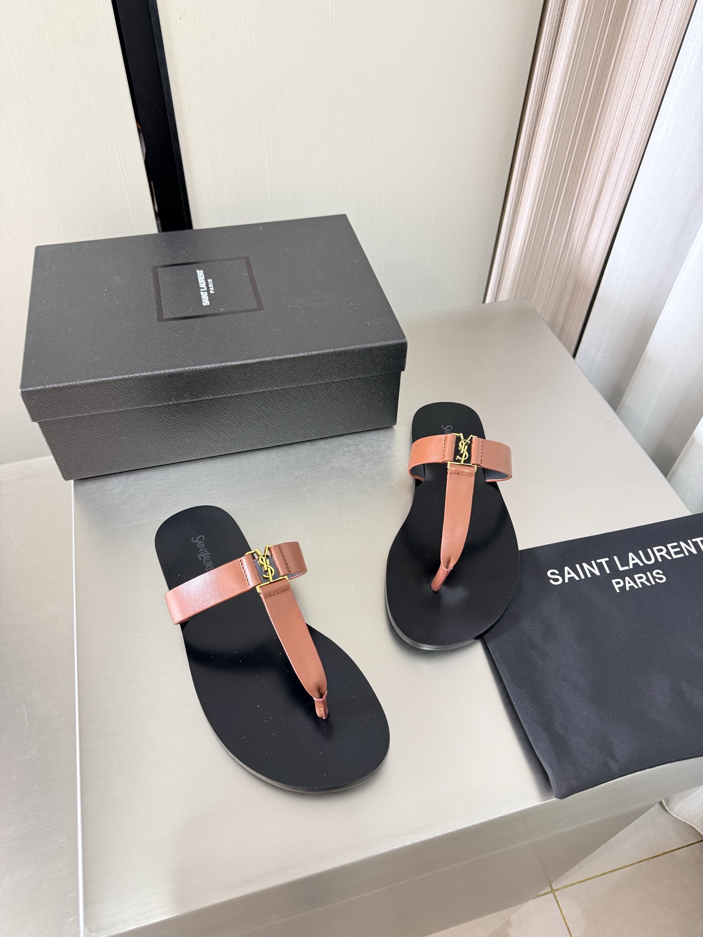 NO:815548,YSL T flip-flops with flat soles, metal logo decoration, 1 cm heel height, Yvette Saint Laurent logo, brown, exquisite calfskin, the poplar forest that understands women’s hearts best, beautiful shoes with no dead ends, supporting aura, noble temperament, imported sheepskin lining, close to the feet, comfortable, genuine leather outsole imported from Italy, size 35 36 37 38 39 40 41 42 (40 41)  42 orders) with counter packaging, split-toe shoes, saint laurent, saint laurent, saint laurent, slippers, cowhide, sheepskin, Leather soles19860909YSL T 带平底夹趾拖鞋 金属logo装饰 1 cm 跟高 Yvette Saint Laurent圣罗兰logo 棕色 精致  小牛皮 最懂女人心的杨树林 无死角的美鞋 撑起气场 气质高贵  进口羊皮内里 贴脚 舒适 意大利进口真皮大底  码数35 36 37 38 39 40 41 42 （40 41 42 订） 配专柜包装,分趾鞋,saint laurent,saint laurent,saint laurent,slippers,cowhide,sheepskin,Leather soles,Women's Shoes