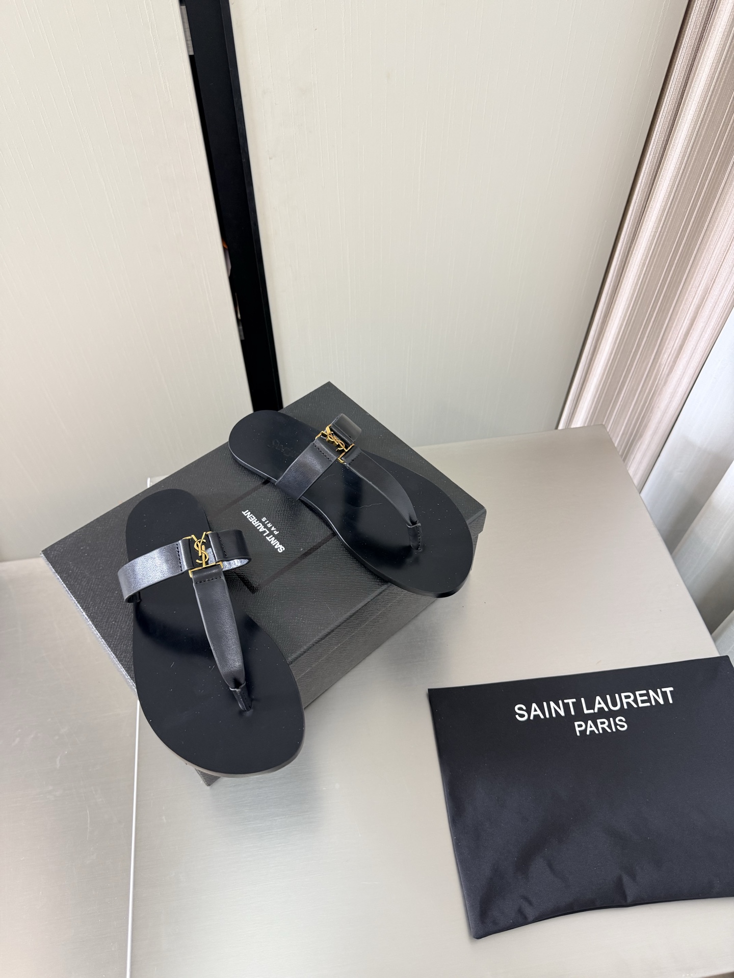 NO:815552,YSL T flip flops with flat bottom, metal logo decoration, 1 cm heel height, Yvette Saint Laurent logo, black, exquisite calfskin, the poplar forest that understands women’s hearts best, beautiful shoes with no dead ends, supporting aura, noble temperament, imported sheepskin lining, close to the feet, comfortable, genuine leather outsole imported from Italy, size 35 36 37 38 39 40 41 42 (40 41)  42 orders) with counter packaging, split-toe shoes, saint laurent, saint laurent, saint laurent, slippers, cowhide, sheepskin, Leather soles19860909YSL T 带平底夹趾拖鞋 金属logo装饰 1 cm 跟高 Yvette Saint Laurent圣罗兰logo 黑色 精致  小牛皮 最懂女人心的杨树林 无死角的美鞋 撑起气场 气质高贵  进口羊皮内里 贴脚 舒适 意大利进口真皮大底  码数35 36 37 38 39 40 41 42 （40 41 42 订） 配专柜包装,分趾鞋,saint laurent,saint laurent,saint laurent,slippers,cowhide,sheepskin,Leather soles,Women's Shoes