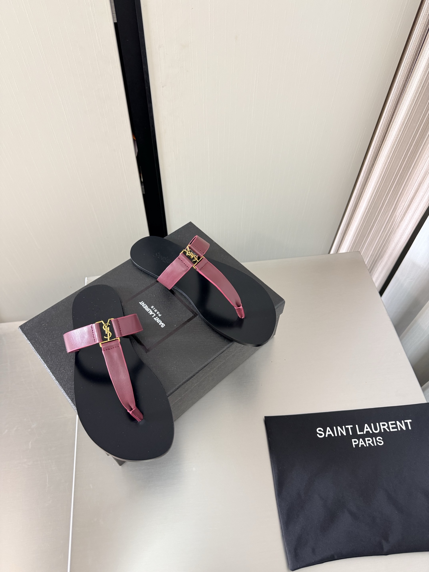NO:815555,YSL T flip-flops with flat soles, metal logo decoration, 1 cm heel height, Yvette Saint Laurent logo, burgundy, exquisite calfskin, the poplar forest that understands women’s hearts best, beautiful shoes with no dead ends, supporting aura, noble temperament, imported sheepskin lining, close to the feet, comfortable, genuine leather outsole imported from Italy, size 35 36 37 38 39 40 41 42 (40 41)  42 orders) with counter packaging, split-toe shoes, saint laurent, saint laurent, saint laurent, slippers, cowhide, sheepskin, Leather soles19860909YSL T 带平底夹趾拖鞋 金属logo装饰 1 cm 跟高 Yvette Saint Laurent圣罗兰logo 酒红色 精致  小牛皮 最懂女人心的杨树林 无死角的美鞋 撑起气场 气质高贵  进口羊皮内里 贴脚 舒适 意大利进口真皮大底  码数35 36 37 38 39 40 41 42 （40 41 42 订） 配专柜包装,分趾鞋,saint laurent,saint laurent,saint laurent,slippers,cowhide,sheepskin,Leather soles,Women's Shoes