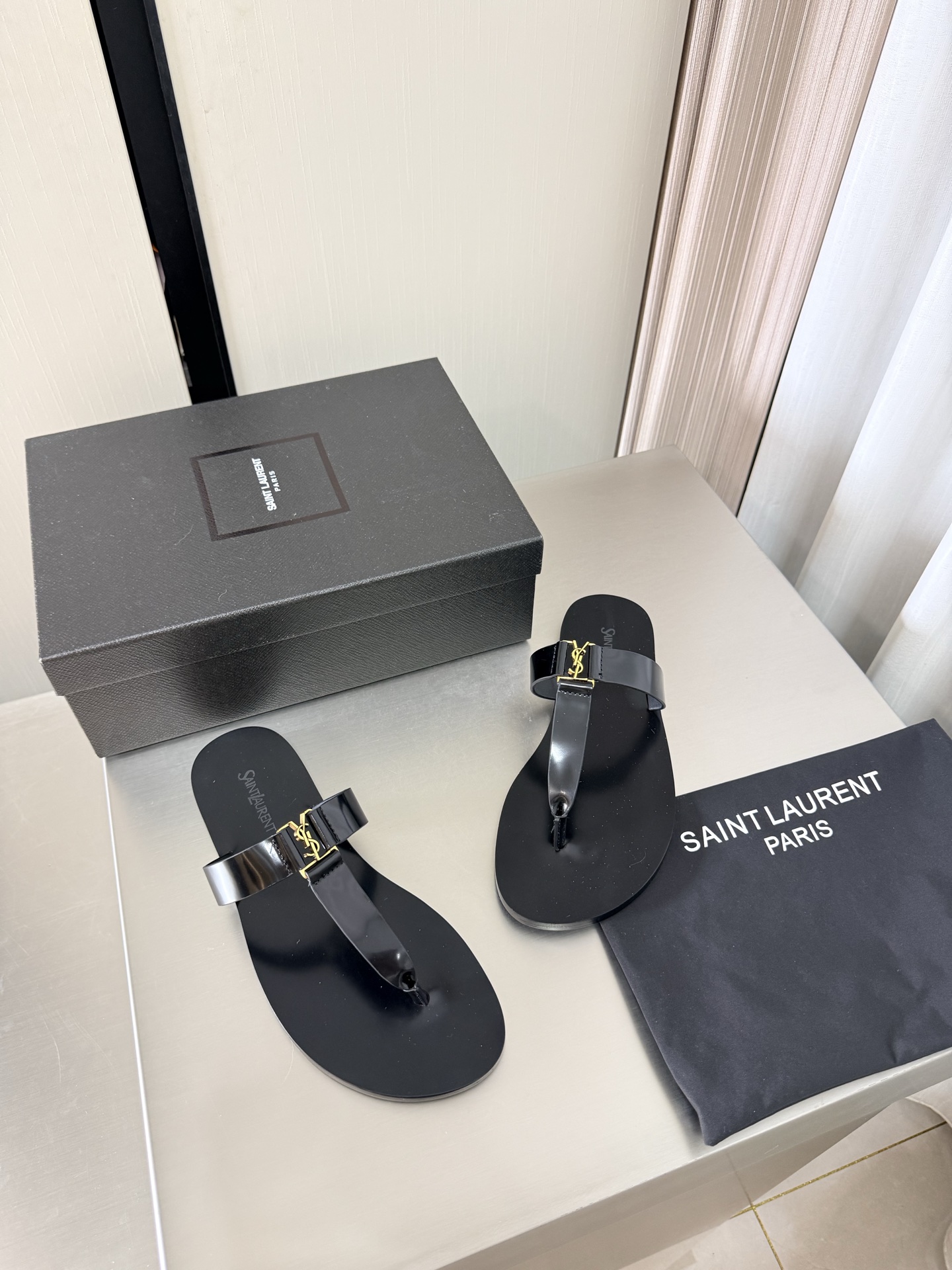 NO:815558,YSL T flip flops with flat bottom, metal logo decoration, 1 cm heel height, Yvette Saint Laurent logo, black, exquisite, open edge beads, calfskin, poplar forest that understands women’s hearts best, beautiful shoes with no dead ends, supports aura, noble temperament, imported sheepskin lining, close to the foot, comfortable, genuine leather outsole imported from Italy, size 35 36 37 38 39 40 41 42 (40)  41 42 order) with counter packaging, split-toe shoes, saint laurent, saint laurent, saint laurent, slippers, cowhide, sheepskin, Leather soles19860909YSL T 带平底夹趾拖鞋 金属logo装饰 1 cm 跟高 Yvette Saint Laurent圣罗兰logo 黑色 精致  开边珠 小牛皮 最懂女人心的杨树林 无死角的美鞋 撑起气场 气质高贵  进口羊皮内里 贴脚 舒适 意大利进口真皮大底  码数35 36 37 38 39 40 41 42 （40 41 42 订） 配专柜包装,分趾鞋,saint laurent,saint laurent,saint laurent,slippers,cowhide,sheepskin,Leather soles,Women's Shoes