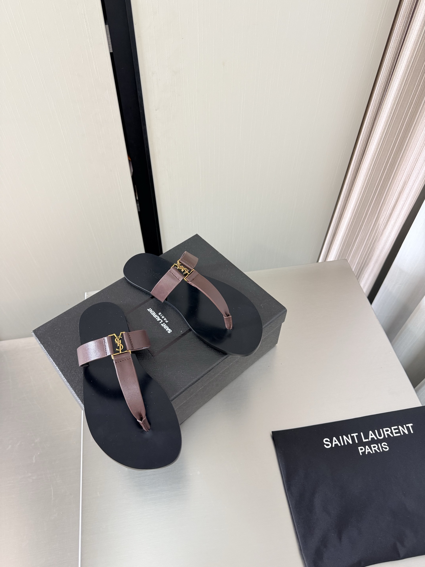 NO:815561,YSL T flip-flops with flat sole Metal logo decoration 1 cm heel height Yvette Saint Laurent Saint Laurent logo Dark brown Exquisite calfskin The poplar forest that understands women's hearts best Beautiful shoes with no dead ends Support the aura Noble temperament Imported sheepskin lining Fits the feet Comfortable Italian imported genuine leather outsole Size number 35 36 37 38 39 40 41 42 (40 41  42 orders) with counter packaging, split-toe shoes, saint laurent, saint laurent, saint laurent, slippers, cowhide, sheepskin, Leather soles19860909YSL T 带平底夹趾拖鞋 金属logo装饰 1 cm 跟高 Yvette Saint Laurent圣罗兰logo 深棕色 精致  小牛皮 最懂女人心的杨树林 无死角的美鞋 撑起气场 气质高贵  进口羊皮内里 贴脚 舒适 意大利进口真皮大底  码数35 36 37 38 39 40 41 42 （40 41 42 订） 配专柜包装,分趾鞋,saint laurent,saint laurent,saint laurent,slippers,cowhide,sheepskin,Leather soles,Women's Shoes