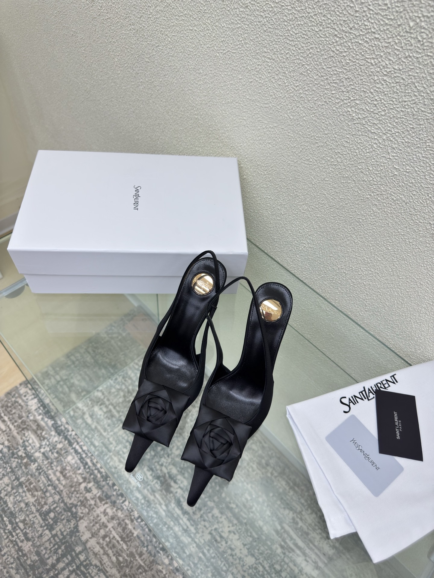 NO:816017,YSL high-heeled flower series Metal logo decoration 11 cm Heel height Yvette Saint Laurent Saint Laurent logo Black Exquisite Silk material The poplar forest that understands women's hearts best Beautiful shoes with no dead ends Support aura Noble temperament Imported sheepskin lining Fits the feet Comfortable Italian imported genuine leather outsole Size 35 36 37 38 39 40 41 42 (40 41 42  Order) with counter packaging, high heels and sandals, saint laurent, saint laurent, saint laurent, sandals, high heels, sheepskin, real silk, Leather soles19860909YSL 高跟花朵系列 金属logo装饰 11 cm 跟高 Yvette Saint Laurent圣罗兰logo 黑色 精致  真丝材质 最懂女人心的杨树林 无死角的美鞋 撑起气场 气质高贵  进口羊皮内里 贴脚 舒适 意大利进口真皮大底  码数35 36 37 38 39 40 41 42 （40 41 42 订） 配专柜包装,高跟鞋凉鞋,saint laurent,saint laurent,saint laurent,sandals,high heels,sheepskin,real silk,Leather soles,Women's Shoes