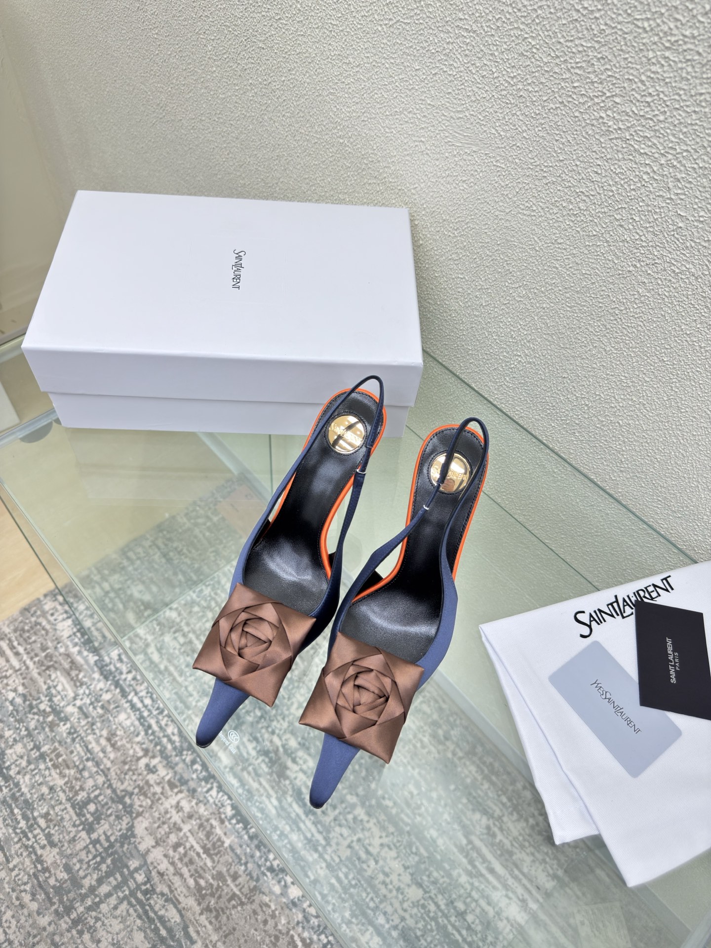 NO:816020,YSL high-heeled flower series Metal logo decoration 11 cm Heel height Yvette Saint Laurent Saint Laurent logo Blue Exquisite Silk material The poplar forest that understands women's hearts best Beautiful shoes with no dead ends Support aura Noble temperament Imported sheepskin lining Fits the feet Comfortable Italian imported genuine leather outsole Size 35 36 37 38 39 40 41 42 (40 41 42  Order) with counter packaging, high heels and sandals, saint laurent, saint laurent, saint laurent, sandals, high heels, sheepskin, real silk, Leather soles19860909YSL 高跟花朵系列 金属logo装饰 11 cm 跟高 Yvette Saint Laurent圣罗兰logo 蓝色 精致  真丝材质 最懂女人心的杨树林 无死角的美鞋 撑起气场 气质高贵  进口羊皮内里 贴脚 舒适 意大利进口真皮大底  码数35 36 37 38 39 40 41 42 （40 41 42 订） 配专柜包装,高跟鞋凉鞋,saint laurent,saint laurent,saint laurent,sandals,high heels,sheepskin,real silk,Leather soles,Women's Shoes