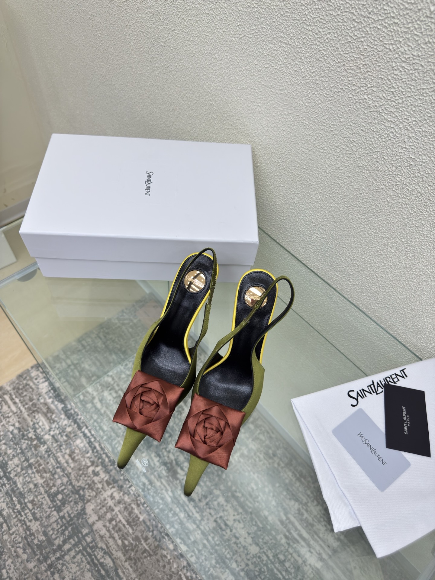 NO:816023,YSL high-heeled flower series Metal logo decoration 11 cm Heel height Yvette Saint Laurent Saint Laurent logo Green Exquisite Silk material The poplar forest that understands women's hearts best Beautiful shoes with no dead ends Support the aura and noble temperament Imported sheepskin lining Fits the feet Comfortable Italian imported genuine leather outsole Size 35 36 37 38 39 40 41 42 (40 41 42  Order) with counter packaging, high heels and sandals, saint laurent, saint laurent, saint laurent, sandals, high heels, sheepskin, real silk, Leather soles19860909YSL 高跟花朵系列 金属logo装饰 11 cm 跟高 Yvette Saint Laurent圣罗兰logo 绿色 精致  真丝材质 最懂女人心的杨树林 无死角的美鞋 撑起气场 气质高贵  进口羊皮内里 贴脚 舒适 意大利进口真皮大底  码数35 36 37 38 39 40 41 42 （40 41 42 订） 配专柜包装,高跟鞋凉鞋,saint laurent,saint laurent,saint laurent,sandals,high heels,sheepskin,real silk,Leather soles,Women's Shoes
