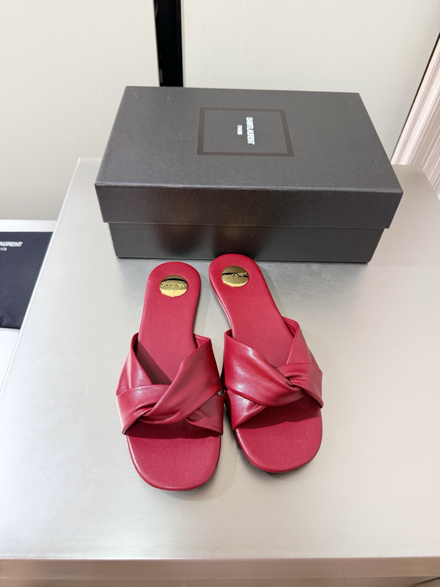NO:816001,YSL flat pleated slippers, metal logo decoration, 1cm heel height, Yvette Saint Laurent logo, burgundy, exquisite lambskin material, the poplar forest that understands women’s hearts best, beautiful shoes with no dead ends, supporting aura, noble temperament, imported sheepskin lining, close to the feet, comfortable, genuine leather outsole imported from Italy, size 35 36 37 38 39 40 41 42 (40 41)  42 orders) with counter packaging, slippers, saint laurent, saint laurent, saint laurent, slippers, sheepskin, Leather soles19860909YSL 平底褶皱拖鞋 金属logo装饰 1cm 跟高 Yvette Saint Laurent圣罗兰logo 酒红色 精致  小羊皮材质 最懂女人心的杨树林 无死角的美鞋 撑起气场 气质高贵  进口羊皮内里 贴脚 舒适 意大利进口真皮大底  码数35 36 37 38 39 40 41 42 （40 41 42 订） 配专柜包装,拖鞋,saint laurent,saint laurent,saint laurent,slippers,sheepskin,Leather soles,Women's Shoes