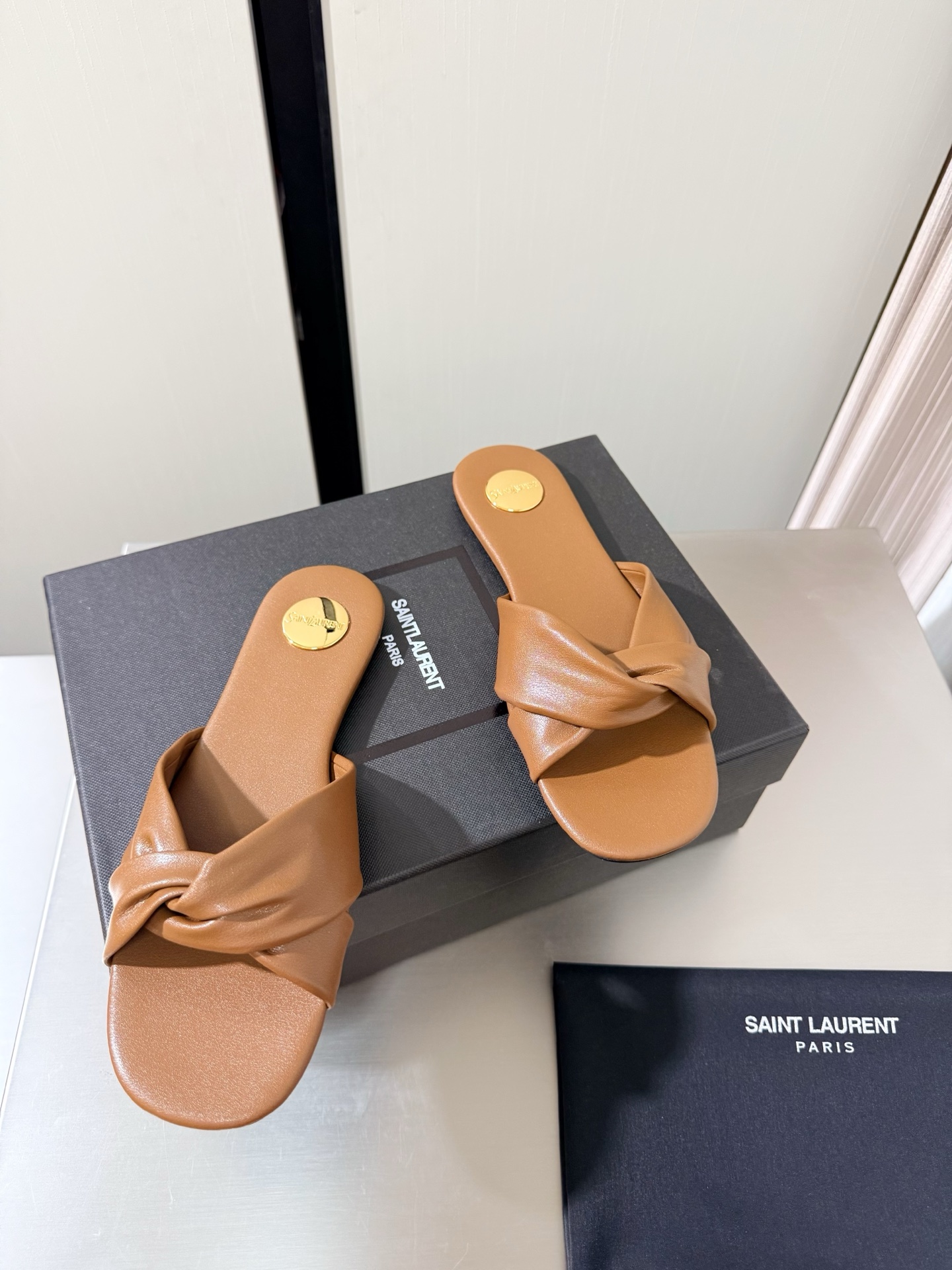 NO:816003,YSL flat pleated slippers, metal logo decoration, 1cm heel height, Yvette Saint Laurent logo, brown, exquisite, lambskin material, the poplar forest that understands women’s hearts best, beautiful shoes with no dead ends, supporting aura, noble temperament, imported sheepskin lining, close to the feet, comfortable, genuine leather outsole imported from Italy, size 35 36 37 38 39 40 41 42 (40 41 42)  Order) with counter packaging, slippers, saint laurent, saint laurent, saint laurent, slippers, sheepskin, Leather soles19860909YSL 平底褶皱拖鞋 金属logo装饰 1cm 跟高 Yvette Saint Laurent圣罗兰logo 棕色 精致  小羊皮材质 最懂女人心的杨树林 无死角的美鞋 撑起气场 气质高贵  进口羊皮内里 贴脚 舒适 意大利进口真皮大底  码数35 36 37 38 39 40 41 42 （40 41 42 订） 配专柜包装,拖鞋,saint laurent,saint laurent,saint laurent,slippers,sheepskin,Leather soles,Women's Shoes