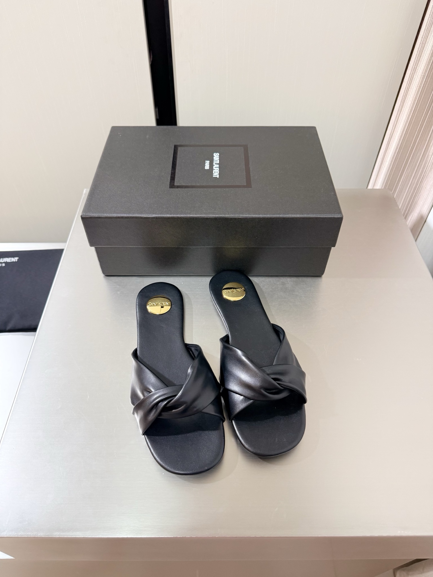 NO:816005,YSL flat pleated slippers, metal logo decoration, 1cm heel height, Yvette Saint Laurent logo, black, exquisite, lambskin material, the poplar forest that understands women’s hearts best, beautiful shoes with no dead ends, supporting aura, noble temperament, imported sheepskin lining, close to the feet, comfortable, genuine leather outsole imported from Italy, size 35 36 37 38 39 40 41 42 (40 41 42)  Order) with counter packaging, slippers, saint laurent, saint laurent, saint laurent, slippers, sheepskin, Leather soles19860909YSL 平底褶皱拖鞋 金属logo装饰 1cm 跟高 Yvette Saint Laurent圣罗兰logo 黑色 精致  小羊皮材质 最懂女人心的杨树林 无死角的美鞋 撑起气场 气质高贵  进口羊皮内里 贴脚 舒适 意大利进口真皮大底  码数35 36 37 38 39 40 41 42 （40 41 42 订） 配专柜包装,拖鞋,saint laurent,saint laurent,saint laurent,slippers,sheepskin,Leather soles,Women's Shoes