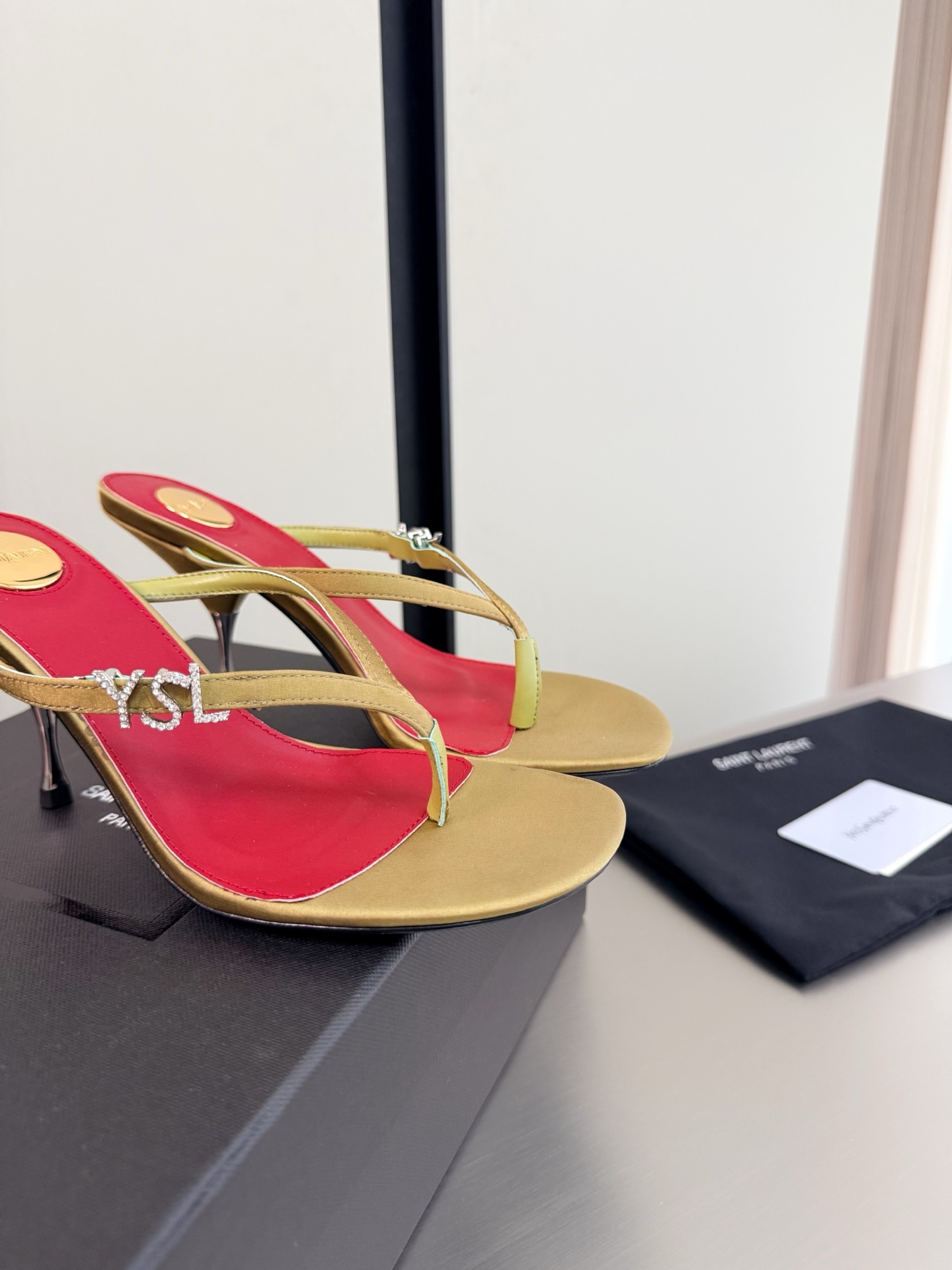 NO:815991,YSL metal heel Side drill buckle logo 7.5 cm Heel height Yvette Saint Laurent Saint Laurent logo Exquisite high heel Green Silk material The poplar forest that understands women's hearts best Beautiful shoes with no dead ends Support your aura Noble temperament Imported sheepskin lining Fits your feet Comfortable Italian imported genuine leather outsole Size 35 36 37 38 39 40 41 (order 40 41)  With counter packaging, split-toe shoes, saint laurent, saint laurent, saint laurent, sheepskin, real silk, Leather soles19860909YSL 金属跟 侧钻扣logo 7.5 cm 跟高 Yvette Saint Laurent圣罗兰logo 精致高跟  绿色 真丝材质 最懂女人心的杨树林 无死角的美鞋 撑起气场 气质高贵  进口羊皮内里 贴脚 舒适 意大利进口真皮大底  码数35 36 37 38 39 40 41 （40 41 订） 配专柜包装,分趾鞋,saint laurent,saint laurent,saint laurent,sheepskin,real silk,Leather soles,Women's Shoes