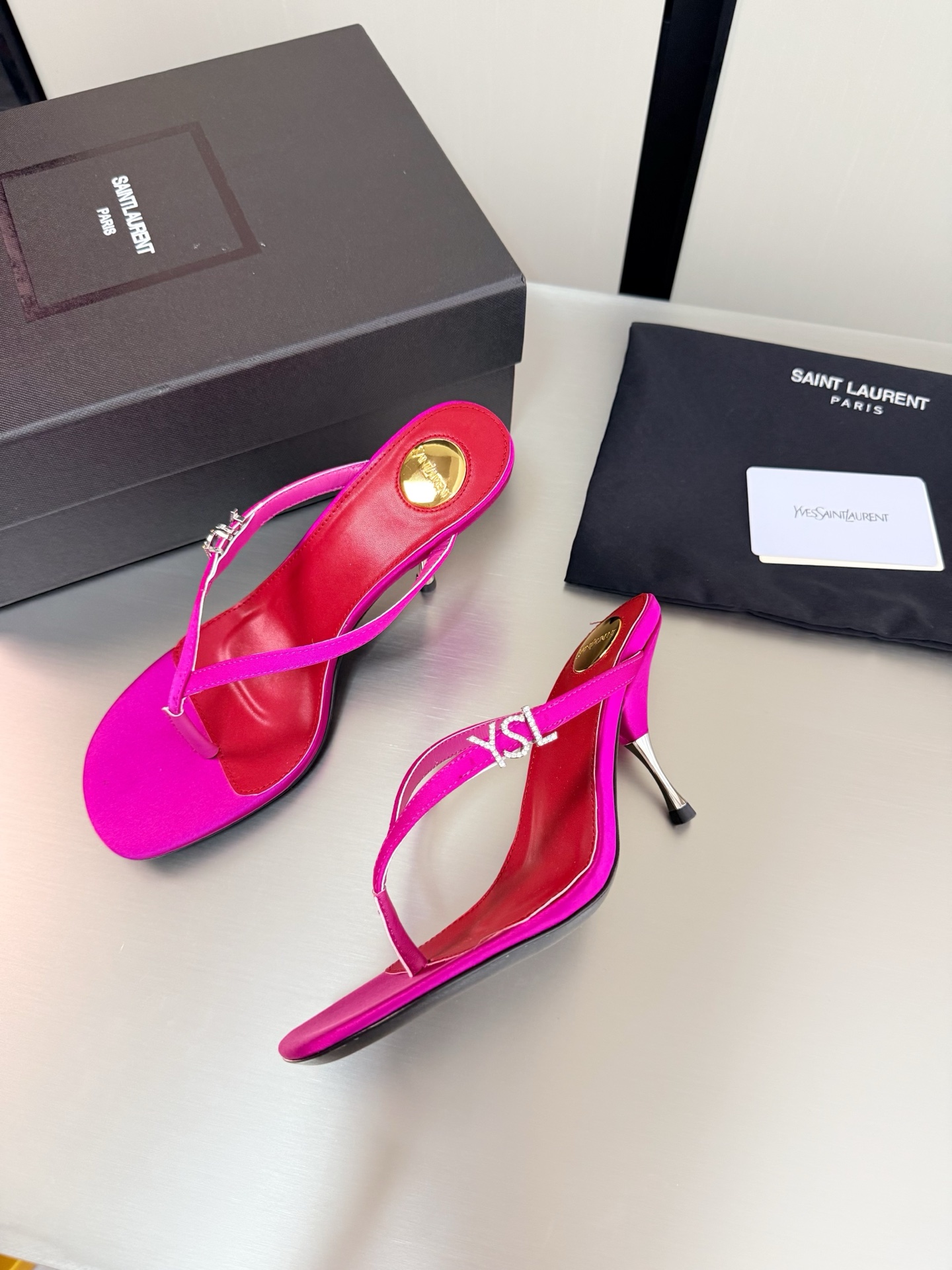 NO:815993,YSL metal heel Side drill buckle logo 7.5 cm Heel height Yvette Saint Laurent Saint Laurent logo Exquisite high heel Rose red Silk material Yang Shulin who understands women's hearts best Beautiful shoes with no dead ends Support your aura Noble temperament Imported sheepskin lining Fits your feet Comfortable Italian imported genuine leather outsole Size number 35 36 37 38 39 40 41 (order 40 41)  With counter packaging, split-toe shoes, saint laurent, saint laurent, saint laurent, sheepskin, real silk, Leather soles19860909YSL 金属跟 侧钻扣logo 7.5 cm 跟高 Yvette Saint Laurent圣罗兰logo 精致高跟  玫红色 真丝材质 最懂女人心的杨树林 无死角的美鞋 撑起气场 气质高贵  进口羊皮内里 贴脚 舒适 意大利进口真皮大底  码数35 36 37 38 39 40 41 （40 41 订） 配专柜包装,分趾鞋,saint laurent,saint laurent,saint laurent,sheepskin,real silk,Leather soles,Women's Shoes