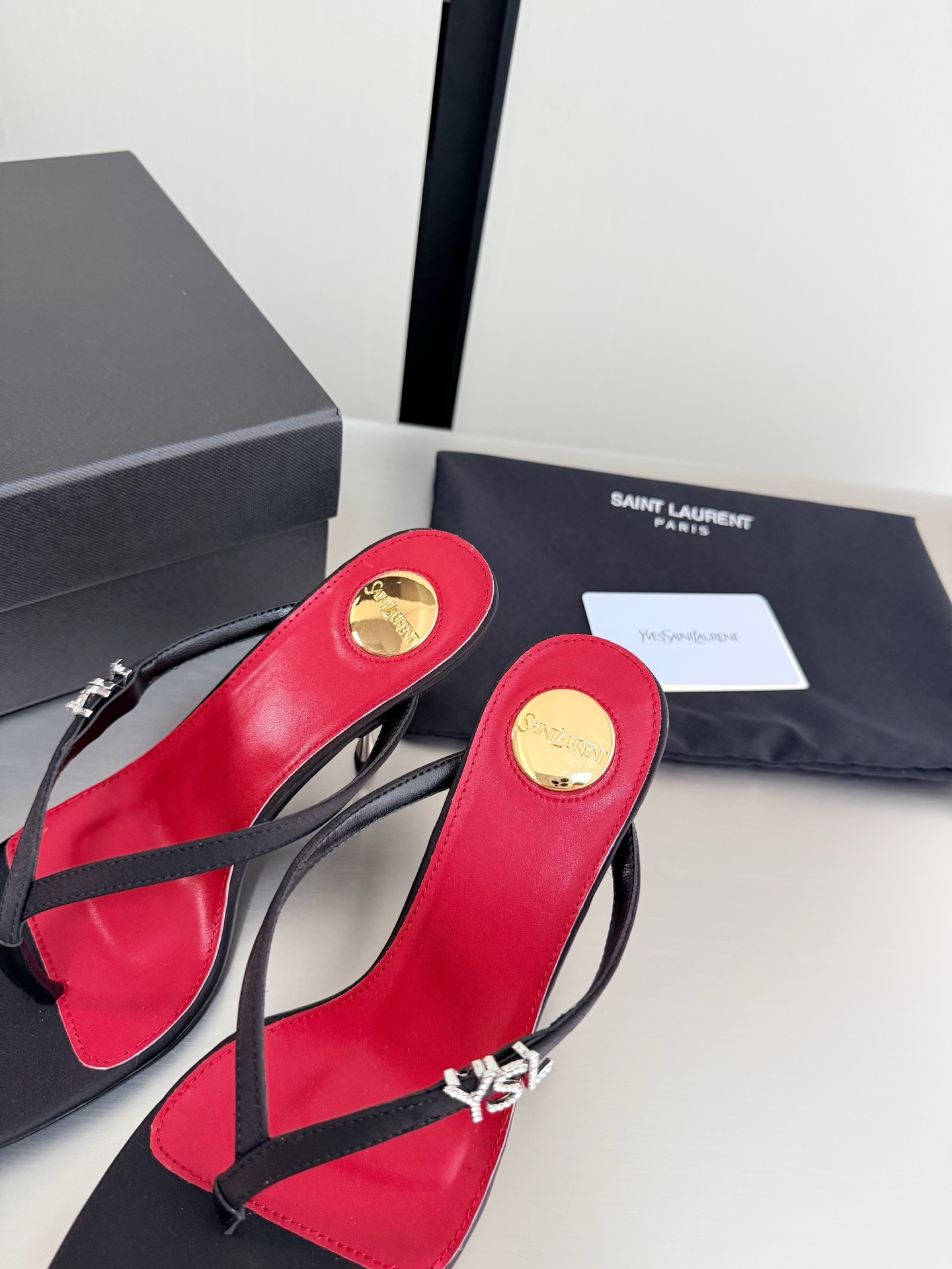 NO:815995,YSL metal heel Side diamond buckle logo 7.5 cm Heel height Yvette Saint Laurent Saint Laurent logo Exquisite high heel Black Silk material Yang Shulin who understands women's hearts best Beautiful shoes with no dead ends Support your aura Noble temperament Imported sheepskin lining Fits your feet Comfortable Italian imported genuine leather outsole Size 35 36 37 38 39 40 41 (order 40 41)  With counter packaging, split-toe shoes, saint laurent, saint laurent, saint laurent, sheepskin, real silk, Leather soles19860909YSL 金属跟 侧钻扣logo 7.5 cm 跟高 Yvette Saint Laurent圣罗兰logo 精致高跟  黑色 真丝材质 最懂女人心的杨树林 无死角的美鞋 撑起气场 气质高贵  进口羊皮内里 贴脚 舒适 意大利进口真皮大底  码数35 36 37 38 39 40 41 （40 41 订） 配专柜包装,分趾鞋,saint laurent,saint laurent,saint laurent,sheepskin,real silk,Leather soles,Women's Shoes