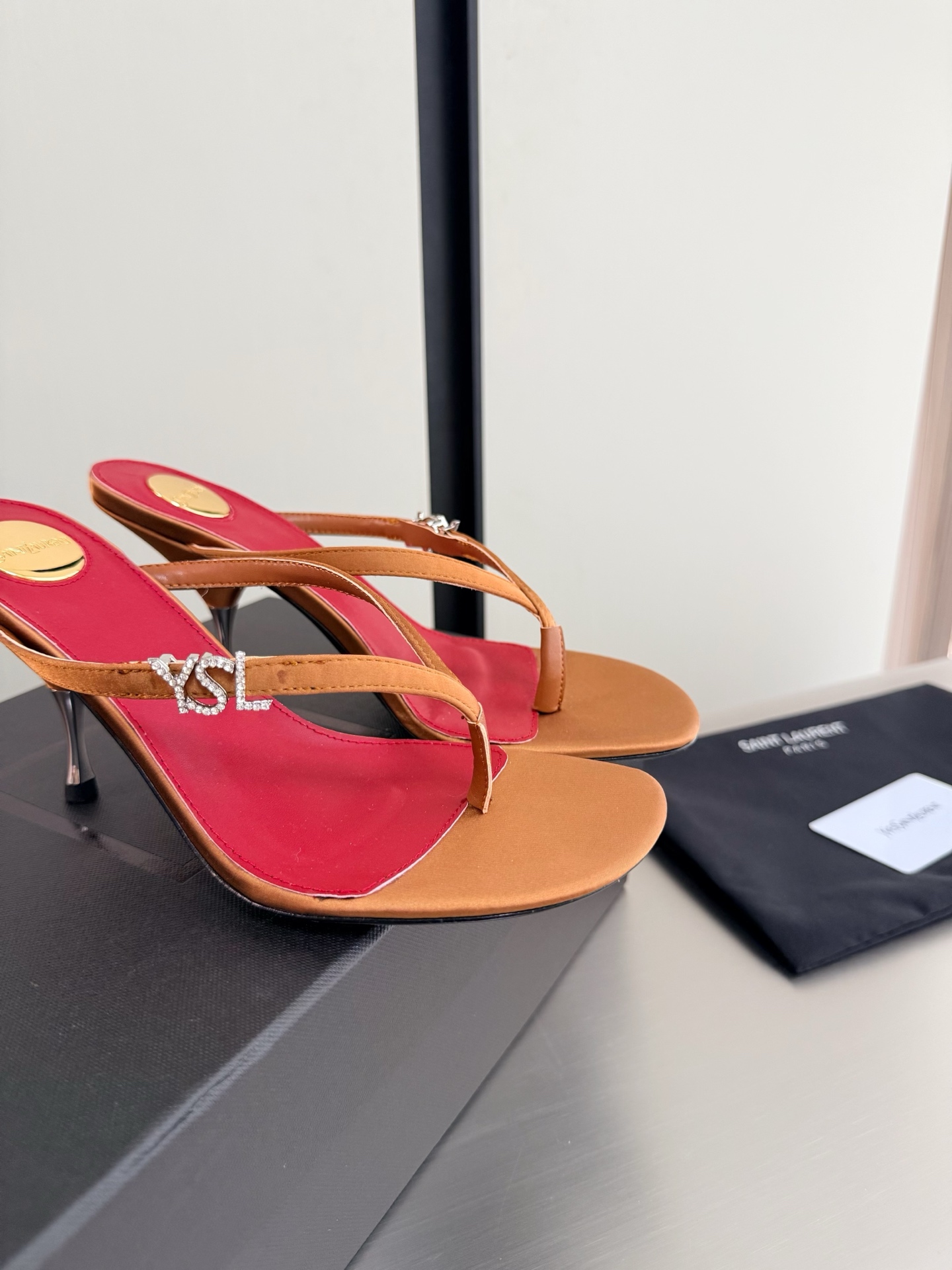 NO:815997,YSL metal heel Side diamond buckle logo 7.5 cm Heel height Yvette Saint Laurent Saint Laurent logo Exquisite high heel Gold Silk material Yang Shulin who understands women's hearts best Beautiful shoes with no dead ends Support aura Noble temperament Imported sheepskin lining Fits the foot Comfortable Italian imported genuine leather outsole Size 35 36 37 38 39 40 41 (order 40 41)  With counter packaging, split-toe shoes, saint laurent, saint laurent, saint laurent, sheepskin, real silk, Leather soles19860909YSL 金属跟 侧钻扣logo 7.5 cm 跟高 Yvette Saint Laurent圣罗兰logo 精致高跟  金色 真丝材质 最懂女人心的杨树林 无死角的美鞋 撑起气场 气质高贵  进口羊皮内里 贴脚 舒适 意大利进口真皮大底  码数35 36 37 38 39 40 41 （40 41 订） 配专柜包装,分趾鞋,saint laurent,saint laurent,saint laurent,sheepskin,real silk,Leather soles,Women's Shoes