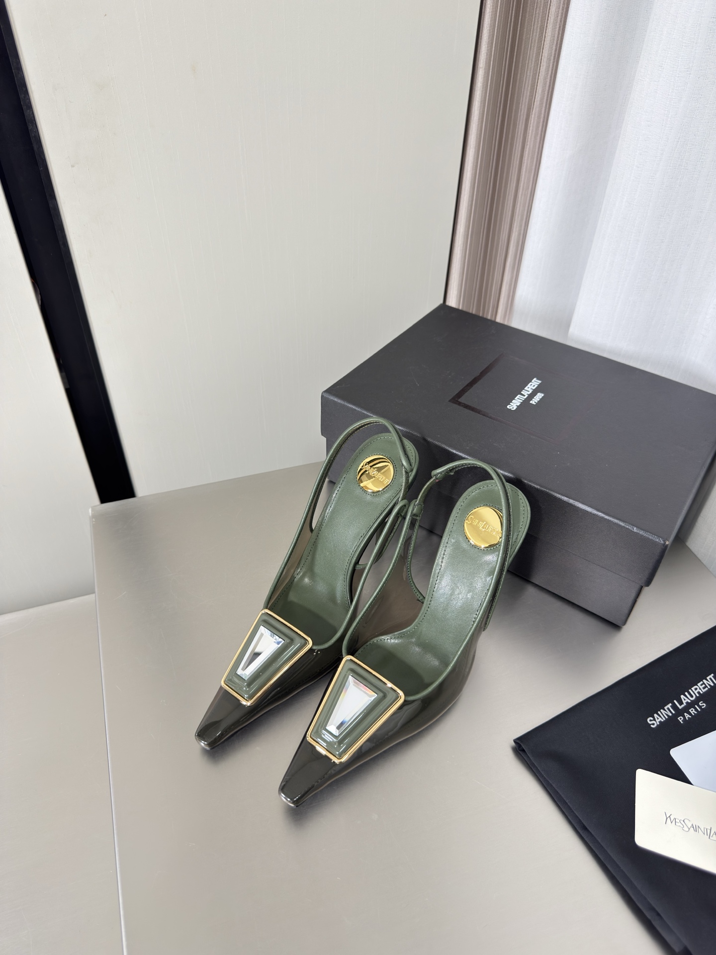 NO:815994,YSL metal transparent heel Transparent film 10.5 cm Heel height Yvette Saint Laurent Saint Laurent logo Exquisite high heel Military green Crystal diamond buckle Yang Shulin who understands women's hearts best Beautiful shoes with no dead ends Support the aura Noble temperament Imported sheepskin lining Fits the foot Comfortable Italian imported genuine leather outsole Size 35 36 37 38 39 40 41 (order 40 41)  With counter packaging, high heels and sandals, saint laurent, saint laurent, saint laurent, sandals, high heels, sheepskin, Leather soles19860909YSL 金属透明跟 透明胶片 10.5 cm 跟高 Yvette Saint Laurent圣罗兰logo 精致高跟  军绿色 水晶钻扣 最懂女人心的杨树林 无死角的美鞋 撑起气场 气质高贵  进口羊皮内里 贴脚 舒适 意大利进口真皮大底  码数35 36 37 38 39 40 41 （40 41 订） 配专柜包装,高跟鞋凉鞋,saint laurent,saint laurent,saint laurent,sandals,high heels,sheepskin,Leather soles,Women's Shoes