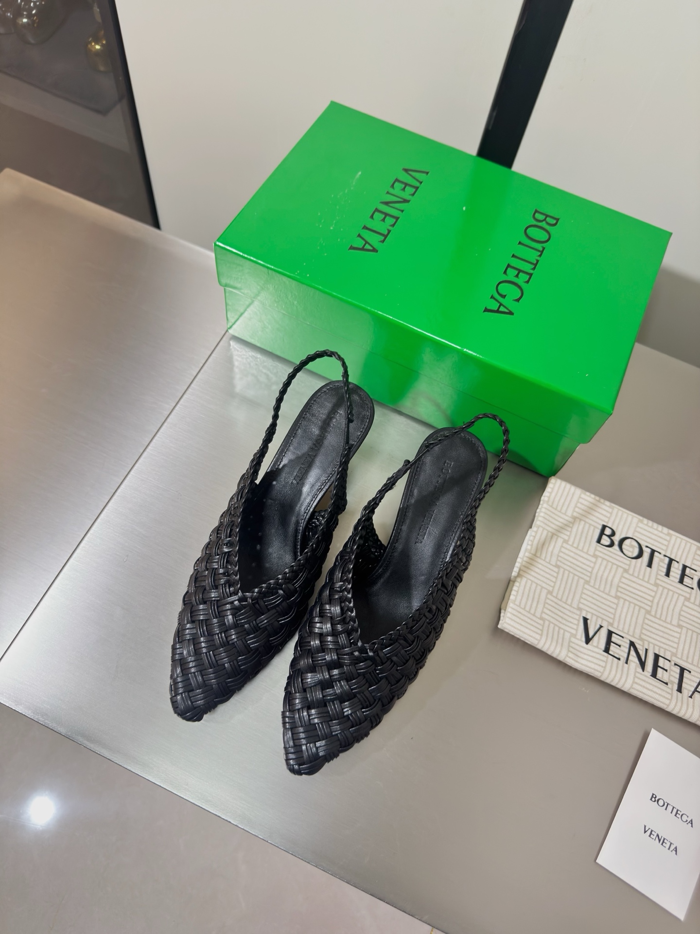 NO:815981,Purely hand-woven, one-piece hand-woven and seamless, BV Sofia flat-soled one-piece hand-woven series of single shoes, 3 mm level, woven back hollow shoes, genuine leather, hand-woven, black, woven, this classic model is simply bv’s latest ceiling, four colors, versatile, simple piece of leather with 3 mm strips, hand-woven, high-end and comfortable, foot-padded sheepskin lining, comfortable and high-end. The outsole is made of Italian genuine leather & injection molded rubber technology, light dyeing technology is used to match the version, and the original packaging is selected  The shoe bags are printed with glue logo technology, which is the most high-end in the market. Hot melt glue is used to shape the toe and heel. It is easy to rebound and does not deform. Italian computer sewing machine is used for the upper stitching. Fine workmanship. Original packaging is selected. 35 36 37 38 39 40 41 42 (40 41 42 customized), high-heeled sandals, bottega veneta, sandals, high heels, sheepskin, Leather soles19860909纯手工编织而成 一体手编织无接缝 BV Sofia 平底手工一体编织 系列单鞋 3 毫米级 编织后空鞋 真皮手工编织  黑色 编织 这款经典款 简直bv最新天花板啦 四色 彩色百搭  简约一块皮3 毫米抽条  手工编织而成 高档舒适  垫脚羊皮内里舒适高端 大底选用意大利真皮大底&注塑橡胶工艺 运用轻染工艺 对标对版 选用原版包装 鞋子布袋采用印胶logo工艺 市场最高端 采用热熔胶定型鞋头 后跟 易回弹不变形  鞋面车线选用意大利电脑针车 做工精细 选用原版包装  35 36 37 38 39 40 41 42 （40 41 42 定制）,高跟鞋凉鞋,bottega veneta,sandals,high heels,sheepskin,Leather soles,Women's Shoes