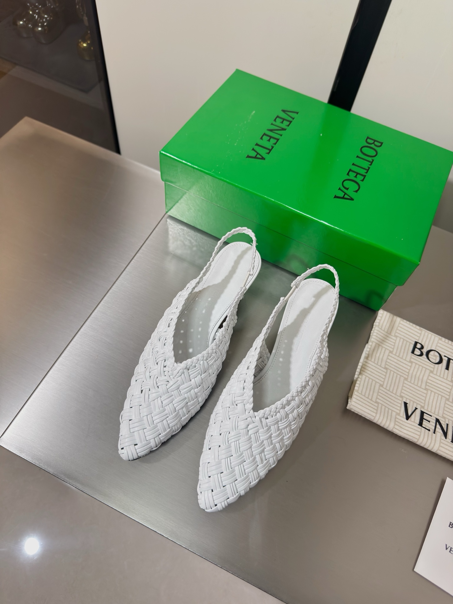 NO:815984,Purely hand-woven, one-piece hand-woven and seamless BV Sofia mid-heel 6.5cm, hand-woven one-piece series of single shoes, 3 mm level, woven back hollow shoes, genuine leather hand-woven, white, woven, this classic model is simply bv's latest ceiling, four colors, versatile colors, simple piece of leather with 3 mm strips, hand-woven, high-end and comfortable, foot padding sheepskin lining, comfortable and high-end, outsole is made of Italian leather outsole & injection molded rubber process, light dyeing process is used to match the standard  Original packaging is used. The shoe bag is printed with a printed logo. The most high-end in the market. Hot melt adhesive is used to shape the toe and heel. It is easy to rebound and does not deform. Italian computer sewing machine is used for the upper stitching. Fine workmanship. Original packaging is selected. 35 36 37 38 39 40 41 42 (40 41 42 customized), high-heeled sandals, bottega veneta, sandals, high  heels,sheepskin,leather soles19860909纯手工编织而成 一体手编织无接缝 BV Sofia 中跟 6.5cm 手工一体编织 系列单鞋 3 毫米级 编织后空鞋 真皮手工编织  白色 编织 这款经典款 简直bv最新天花板啦 四色 彩色百搭  简约一块皮3 毫米抽条  手工编织而成 高档舒适  垫脚羊皮内里舒适高端 大底选用意大利真皮大底&注塑橡胶工艺 运用轻染工艺 对标对版 选用原版包装 鞋子布袋采用印胶logo工艺 市场最高端 采用热熔胶定型鞋头 后跟 易回弹不变形  鞋面车线选用意大利电脑针车 做工精细 选用原版包装  35 36 37 38 39 40 41 42 （40 41 42 定制）,高跟鞋凉鞋,bottega veneta,sandals,high heels,sheepskin,Leather soles,Women's Shoes