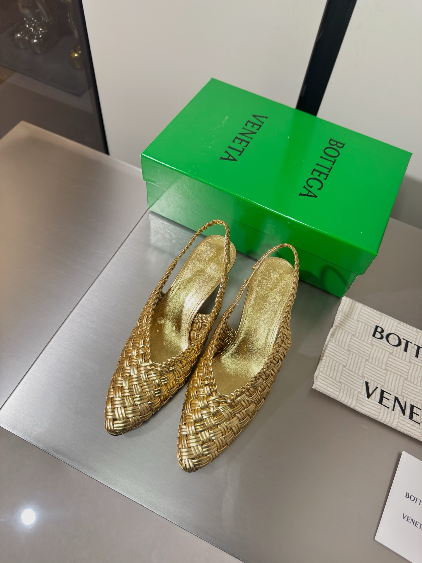 NO:815987,Purely hand-woven, one-piece hand-woven and seamless, BV Sofia mid-heel 6.5 cm, one-piece hand-woven, series of single shoes, 3 mm grade, woven back hollow shoes, genuine leather hand-woven, gold woven, this classic model is simply bv's latest ceiling, four colors, versatile colors, simple piece of leather with 3 mm strips, hand-woven, high-end and comfortable, foot padding sheepskin lining, comfortable and high-end, outsole is made of Italian genuine leather outsole & injection molded rubber process, light dyeing process is used to match the standard  Original packaging is used. The shoe bag is printed with a printed logo. The most high-end in the market. Hot melt adhesive is used to shape the toe and heel. It is easy to rebound and does not deform. Italian computer sewing machine is used for the upper stitching. Fine workmanship. Original packaging is selected. 35 36 37 38 39 40 41 42 (40 41 42 customized), high-heeled sandals, bottega veneta, sandals, high  heels,sheepskin,leather soles19860909纯手工编织而成 一体手编织无接缝 BV Sofia 中跟 6.5 cm 手工一体编织 系列单鞋 3 毫米级 编织后空鞋 真皮手工编织  金色 编织 这款经典款 简直bv最新天花板啦 四色 彩色百搭  简约一块皮3 毫米抽条  手工编织而成 高档舒适  垫脚羊皮内里舒适高端 大底选用意大利真皮大底&注塑橡胶工艺 运用轻染工艺 对标对版 选用原版包装 鞋子布袋采用印胶logo工艺 市场最高端 采用热熔胶定型鞋头 后跟 易回弹不变形  鞋面车线选用意大利电脑针车 做工精细 选用原版包装  35 36 37 38 39 40 41 42 （40 41 42 定制）,高跟鞋凉鞋,bottega veneta,sandals,high heels,sheepskin,Leather soles,Women's Shoes