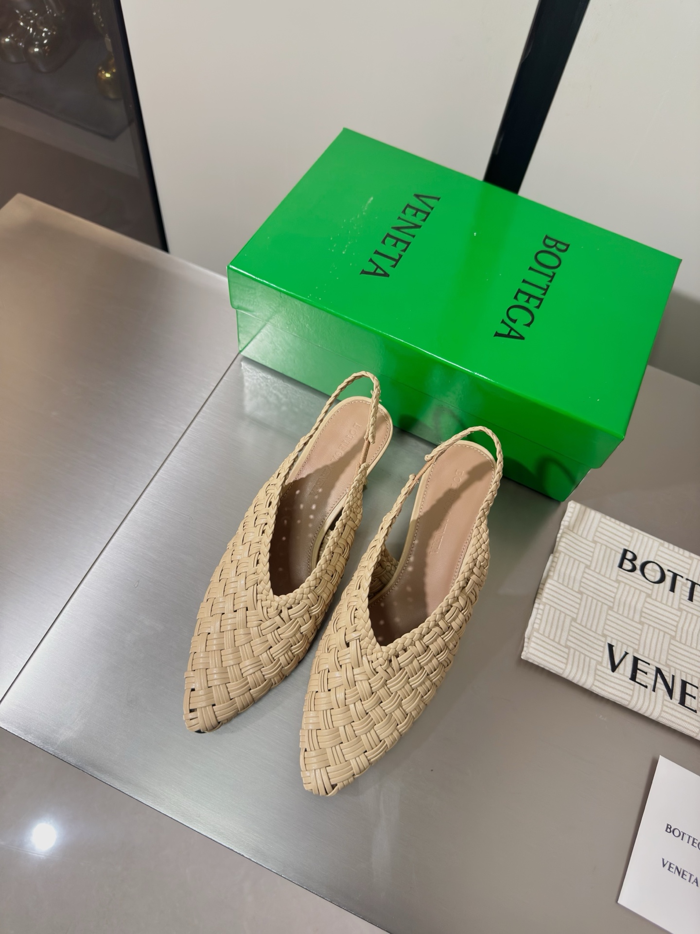 NO:815988,Purely hand-woven, one-piece hand-woven and seamless BV Sofia mid-heel 6.5 cm, one-piece hand-woven series of single shoes, 3 mm grade, woven back hollow shoes, genuine leather hand-woven, apricot color, woven, this classic model is simply bv’s latest ceiling, four colors, versatile colors, simple piece of leather with 3 mm strips, hand-woven, high-end and comfortable, foot-padded sheepskin lining, comfortable and high-end, outsole is made of Italian leather outsole & injection molded rubber process, light dyeing process is used to match the standard  Original packaging is used. The shoe bag is printed with a printed logo. The most high-end in the market. Hot melt adhesive is used to shape the toe and heel. It is easy to rebound and does not deform. Italian computer sewing machine is used for the upper stitching. Fine workmanship. Original packaging is selected. 35 36 37 38 39 40 41 42 (40 41 42 customized), high-heeled sandals, bottega veneta, sandals, high  heels,sheepskin,leather soles19860909纯手工编织而成 一体手编织无接缝 BV Sofia 中跟 6.5 cm 手工一体编织 系列单鞋 3 毫米级 编织后空鞋 真皮手工编织  杏色 编织 这款经典款 简直bv最新天花板啦 四色 彩色百搭  简约一块皮3 毫米抽条  手工编织而成 高档舒适  垫脚羊皮内里舒适高端 大底选用意大利真皮大底&注塑橡胶工艺 运用轻染工艺 对标对版 选用原版包装 鞋子布袋采用印胶logo工艺 市场最高端 采用热熔胶定型鞋头 后跟 易回弹不变形  鞋面车线选用意大利电脑针车 做工精细 选用原版包装  35 36 37 38 39 40 41 42 （40 41 42 定制）,高跟鞋凉鞋,bottega veneta,sandals,high heels,sheepskin,Leather soles,Women's Shoes