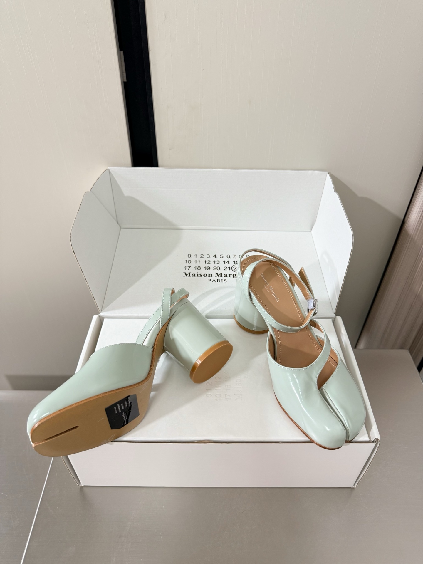NO:874799,High-heeled Margiela split-toe back shoes, the same as the original version, genuine leather outsole, sky blue, open edge beads, cowhide, lining, Bengal water-dyed cowhide, MaisonMargiela Margiela MM6 is coming!  It smells so good. It has a beautiful and colorful girly feel!   A fashion item not to be missed. Simple and stylish beauty. A must-have item. Fashionable age-reducing artifact. Casual and honest feeling. Simple and advanced design. Incorporates the unique logo of MM6. Suitable for daily life. Leisure and vacation. Versatile. Really comfortable. Original consistent and comfortable genuine leather outsole. Split design. Original consistent material. Standard original order. Please look for our high-quality goods. 35 36 37 38 39 40 41 (40)  41 customized),split toe shoes,masion margiela,masion margiela,cowhide,Leather soles19860909高跟 马吉拉分趾后空鞋 原版一致 真皮大底 天青色 开边珠 牛皮 内里 孟加拉水染牛皮 MaisonMargiela 马吉拉 MM6  火爆来袭！太香了  靓丽多彩少女感扑面而来！  不容错过的时尚单品 简单又有格调的美 跑量扛把子  必入单品 时尚减龄神器 随性率真的感脚 简单高级的设计 融入MM6独有的标志 同时满足日常 休闲渡假 百搭 真心巴适 原版一致舒适真皮大底 分体设计  原版一致材料 对标原单 请认准咱家高货 35 36 37 38 39 40 41（40 41 定制）,分趾鞋,masion margiela,masion margiela,cowhide,Leather soles,Women's Shoes
