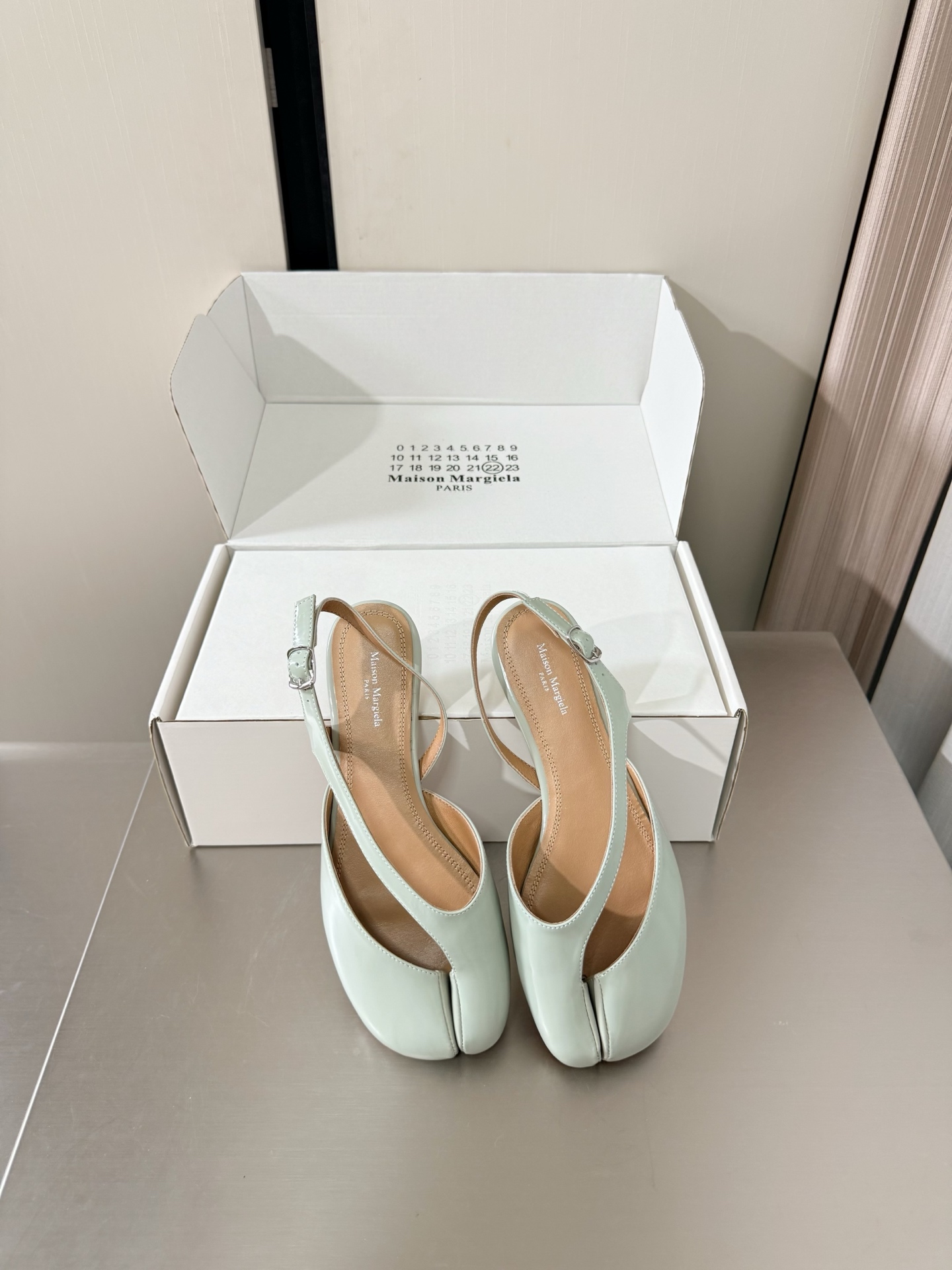 NO:874806,Flat-soled Margiela split-toe back shoes, the same as the original, genuine leather outsole, sky blue, open edge beads, cowhide, lining, Bengal water-dyed cowhide, MaisonMargiela Margiela MM6 is coming!  It smells so good. It has a beautiful and colorful girly feel!   A fashion item not to be missed. Simple and stylish beauty. A must-have item. Fashionable age-reducing artifact. Casual and honest feeling. Simple and advanced design. Incorporates the unique logo of MM6. Suitable for daily life. Leisure and vacation. Versatile. Really comfortable. Original consistent and comfortable genuine leather outsole. Split design. Original consistent material. Standard original order. Please look for our high-quality goods. 35 36 37 38 39 40 41 (40)  41 customized),split toe shoes,masion margiela,masion margiela,cowhide,Leather soles19860909平底 马吉拉分趾后空鞋 原版一致 真皮大底 天青色 开边珠 牛皮 内里 孟加拉水染牛皮 MaisonMargiela 马吉拉 MM6  火爆来袭！太香了  靓丽多彩少女感扑面而来！  不容错过的时尚单品 简单又有格调的美 跑量扛把子  必入单品 时尚减龄神器 随性率真的感脚 简单高级的设计 融入MM6独有的标志 同时满足日常 休闲渡假 百搭 真心巴适 原版一致舒适真皮大底 分体设计  原版一致材料 对标原单 请认准咱家高货 35 36 37 38 39 40 41（40 41 定制）,分趾鞋,masion margiela,masion margiela,cowhide,Leather soles,Women's Shoes