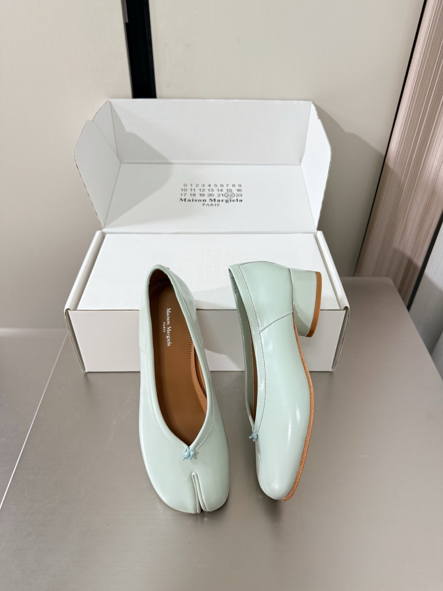 NO:874813,3cm Margiela split-toe shoes, the same as the original, genuine leather outsole, sky blue, open edge beads, cowhide, lining, Bengal water-dyed cowhide, MaisonMargiela MaisonMargiela MM6 is coming!  It smells so good. It has a beautiful and colorful girly feel!   A fashion item not to be missed. Simple and stylish beauty. A must-have item. Fashionable age-reducing artifact. Casual and honest feeling. Simple and advanced design. Incorporates the unique logo of MM6. Suitable for daily life. Leisure and vacation. Versatile. Really comfortable. Original consistent and comfortable genuine leather outsole. Split design. Original consistent material. Standard original order. Please look for our high-quality goods. 35 36 37 38 39 40 41 (40)  41 customized),split toe shoes,masion margiela,masion margiela,cowhide,Leather soles198609093cm 马吉拉分趾单鞋 原版一致 真皮大底 天青色 开边珠 牛皮 内里 孟加拉水染牛皮 MaisonMargiela 马吉拉 MM6  火爆来袭！太香了  靓丽多彩少女感扑面而来！  不容错过的时尚单品 简单又有格调的美 跑量扛把子  必入单品 时尚减龄神器 随性率真的感脚 简单高级的设计 融入MM6独有的标志 同时满足日常 休闲渡假 百搭 真心巴适 原版一致舒适真皮大底 分体设计  原版一致材料 对标原单 请认准咱家高货 35 36 37 38 39 40 41（40 41 定制）,分趾鞋,masion margiela,masion margiela,cowhide,Leather soles,Women's Shoes