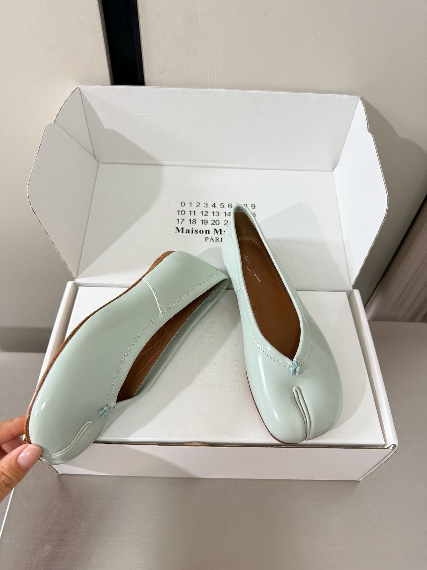 NO:874821,Flat-soled Margiela split-toe shoes, the same as the original version, genuine leather outsole, sky blue, open edge beads, cowhide, lining, Bengal water-dyed cowhide, MaisonMargiela MaisonMargiela MM6 is coming!  It smells so good. It has a beautiful and colorful girly feel!   A fashion item not to be missed. Simple and stylish beauty. A must-have item. Fashionable age-reducing artifact. Casual and honest feeling. Simple and advanced design. Incorporates the unique logo of MM6. Suitable for daily life. Leisure and vacation. Versatile. Really comfortable. Original consistent and comfortable genuine leather outsole. Split design. Original consistent material. Standard original order. Please look for our high-quality goods. 35 36 37 38 39 40 41 (40)  41 customized),split toe shoes,masion margiela,masion margiela,cowhide,Leather soles19860909平底 马吉拉分趾单鞋 原版一致 真皮大底 天青色 开边珠 牛皮 内里 孟加拉水染牛皮 MaisonMargiela 马吉拉 MM6  火爆来袭！太香了  靓丽多彩少女感扑面而来！  不容错过的时尚单品 简单又有格调的美 跑量扛把子  必入单品 时尚减龄神器 随性率真的感脚 简单高级的设计 融入MM6独有的标志 同时满足日常 休闲渡假 百搭 真心巴适 原版一致舒适真皮大底 分体设计  原版一致材料 对标原单 请认准咱家高货 35 36 37 38 39 40 41（40 41 定制）,分趾鞋,masion margiela,masion margiela,cowhide,Leather soles,Women's Shoes