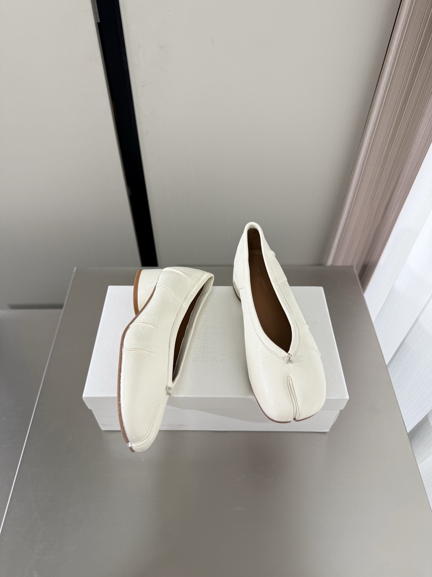 NO:874703,3cm mid-heel Margiela split-toe shoes, same as the original, genuine leather outsole, sky blue, white cowhide, lining, Bengal water-dyed cowhide, MaisonMargiela MM6 is coming!  It smells so good. It has a beautiful and colorful girly feel!   A fashion item not to be missed. Simple and stylish beauty. A must-have item. Fashionable age-reducing artifact. Casual and honest feeling. Simple and advanced design. Incorporates the unique logo of MM6. Suitable for daily life. Leisure and vacation. Versatile. Really comfortable. Original consistent and comfortable genuine leather outsole. Split design. Original consistent material. Standard original order. Please look for our high-quality goods. 35 36 37 38 39 40 41 (40)  41 customized),split toe shoes,masion margiela,masion margiela,cowhide,Leather soles19860909中跟 3cm 马吉拉分趾单鞋 原版一致 真皮大底 天青色 白色 牛皮 内里 孟加拉水染牛皮 MaisonMargiela 马吉拉 MM6  火爆来袭！太香了  靓丽多彩少女感扑面而来！  不容错过的时尚单品 简单又有格调的美 跑量扛把子  必入单品 时尚减龄神器 随性率真的感脚 简单高级的设计 融入MM6独有的标志 同时满足日常 休闲渡假 百搭 真心巴适 原版一致舒适真皮大底 分体设计  原版一致材料 对标原单 请认准咱家高货 35 36 37 38 39 40 41（40 41 定制）,分趾鞋,masion margiela,masion margiela,cowhide,Leather soles,Women's Shoes
