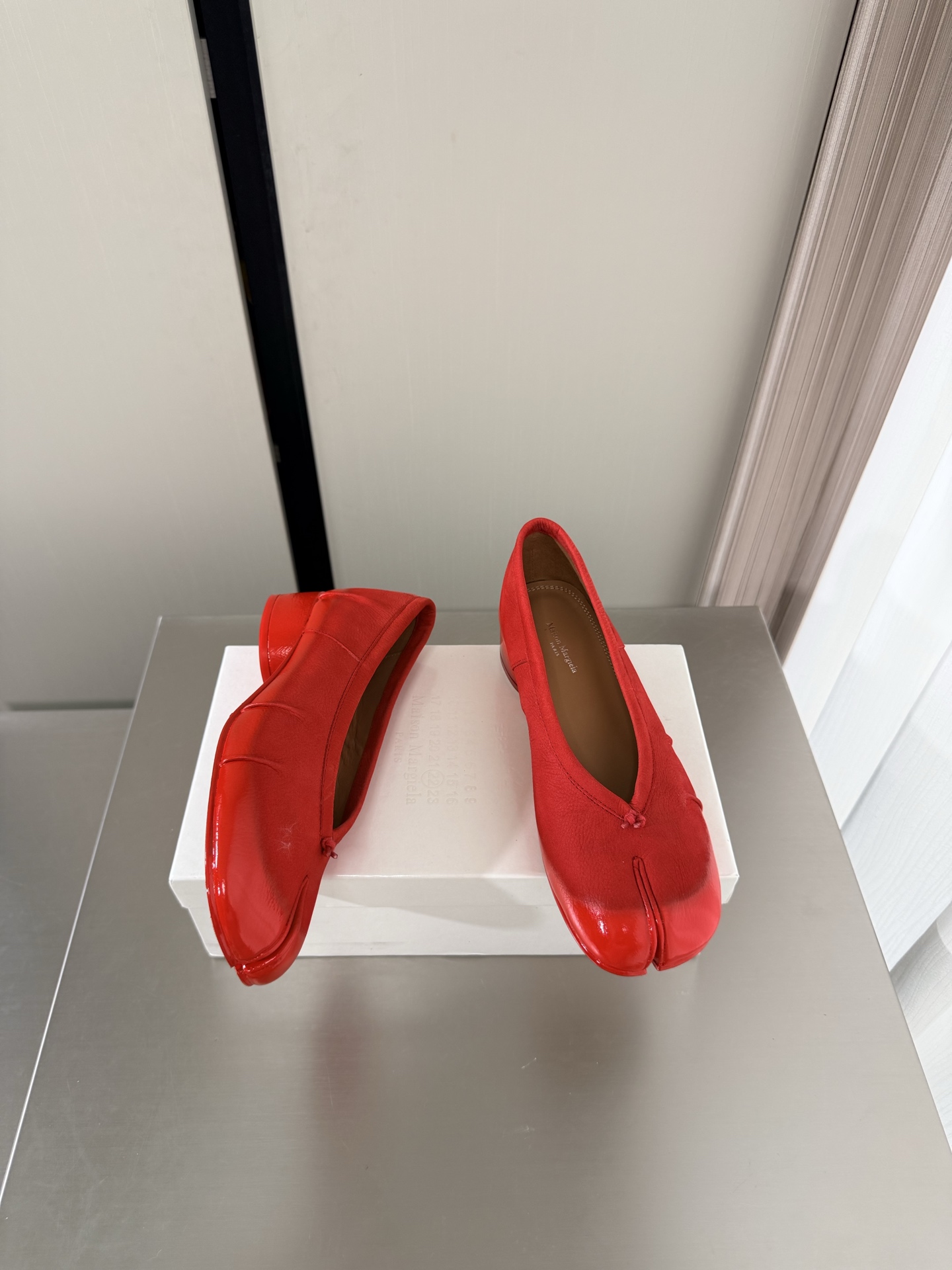 NO:874710,3cm mid-heel Margiela split-toe shoes, same as the original, genuine leather outsole, red lacquer workmanship, lining Bengal water-dyed cowhide, MaisonMargiela Margiela MM6 is coming!  It smells so good. It has a beautiful and colorful girly feel!   A fashion item not to be missed. Simple and stylish beauty. A must-have item. Fashionable age-reducing artifact. Casual and honest feeling. Simple and advanced design. Incorporates the unique logo of MM6. Suitable for daily life. Leisure and vacation. Versatile. Really comfortable. Original consistent and comfortable genuine leather outsole. Split design. Original consistent material. Standard original order. Please look for our high-quality goods. 35 36 37 38 39 40 41 (40)  41 customized),split toe shoes,masion margiela,masion margiela,cowhide,Leather soles19860909中跟 3cm 马吉拉分趾单鞋 原版一致 真皮大底 红色亮漆工艺 内里 孟加拉水染牛皮 MaisonMargiela 马吉拉 MM6 火爆来袭！太香了  靓丽多彩少女感扑面而来！  不容错过的时尚单品 简单又有格调的美 跑量扛把子  必入单品 时尚减龄神器 随性率真的感脚 简单高级的设计 融入MM6独有的标志 同时满足日常 休闲渡假 百搭 真心巴适 原版一致舒适真皮大底 分体设计  原版一致材料 对标原单 请认准咱家高货 35 36 37 38 39 40 41（40 41 定制）,分趾鞋,masion margiela,masion margiela,cowhide,Leather soles,Women's Shoes