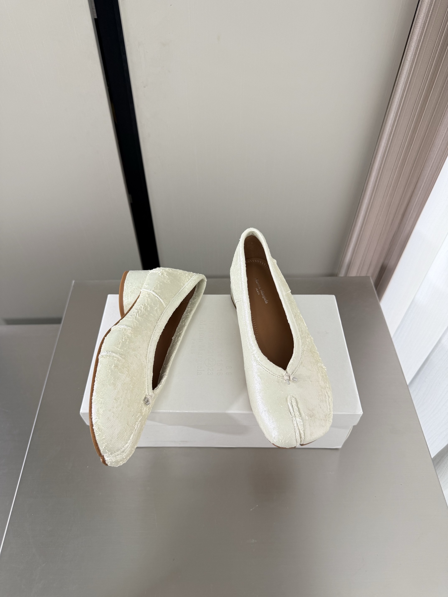 NO:874715,3cm mid-heel Margiela split-toe shoes, same as the original, genuine leather outsole, white, lizard pattern, bright white, lining Bengal water-dyed cowhide, MaisonMargiela Margiela MM6 is coming!  It smells so good. It has a beautiful and colorful girly feel!   A fashion item not to be missed. Simple and stylish beauty. A must-have item. Fashionable age-reducing artifact. Casual and honest feeling. Simple and advanced design. Incorporates the unique logo of MM6. Suitable for daily life. Leisure and vacation. Versatile. Really comfortable. Original consistent and comfortable genuine leather outsole. Split design. Original consistent material. Standard original order. Please look for our high-quality goods. 35 36 37 38 39 40 41 (40)  41 customized),split toe shoes,masion margiela,masion margiela,cowhide,Leather soles19860909中跟 3cm 马吉拉分趾单鞋 原版一致 真皮大底 白色 蜥蜴纹 亮白色 内里 孟加拉水染牛皮 MaisonMargiela 马吉拉 MM6  火爆来袭！太香了  靓丽多彩少女感扑面而来！  不容错过的时尚单品 简单又有格调的美 跑量扛把子  必入单品 时尚减龄神器 随性率真的感脚 简单高级的设计 融入MM6独有的标志 同时满足日常 休闲渡假 百搭 真心巴适 原版一致舒适真皮大底 分体设计  原版一致材料 对标原单 请认准咱家高货 35 36 37 38 39 40 41（40 41 定制）,分趾鞋,masion margiela,masion margiela,cowhide,Leather soles,Women's Shoes