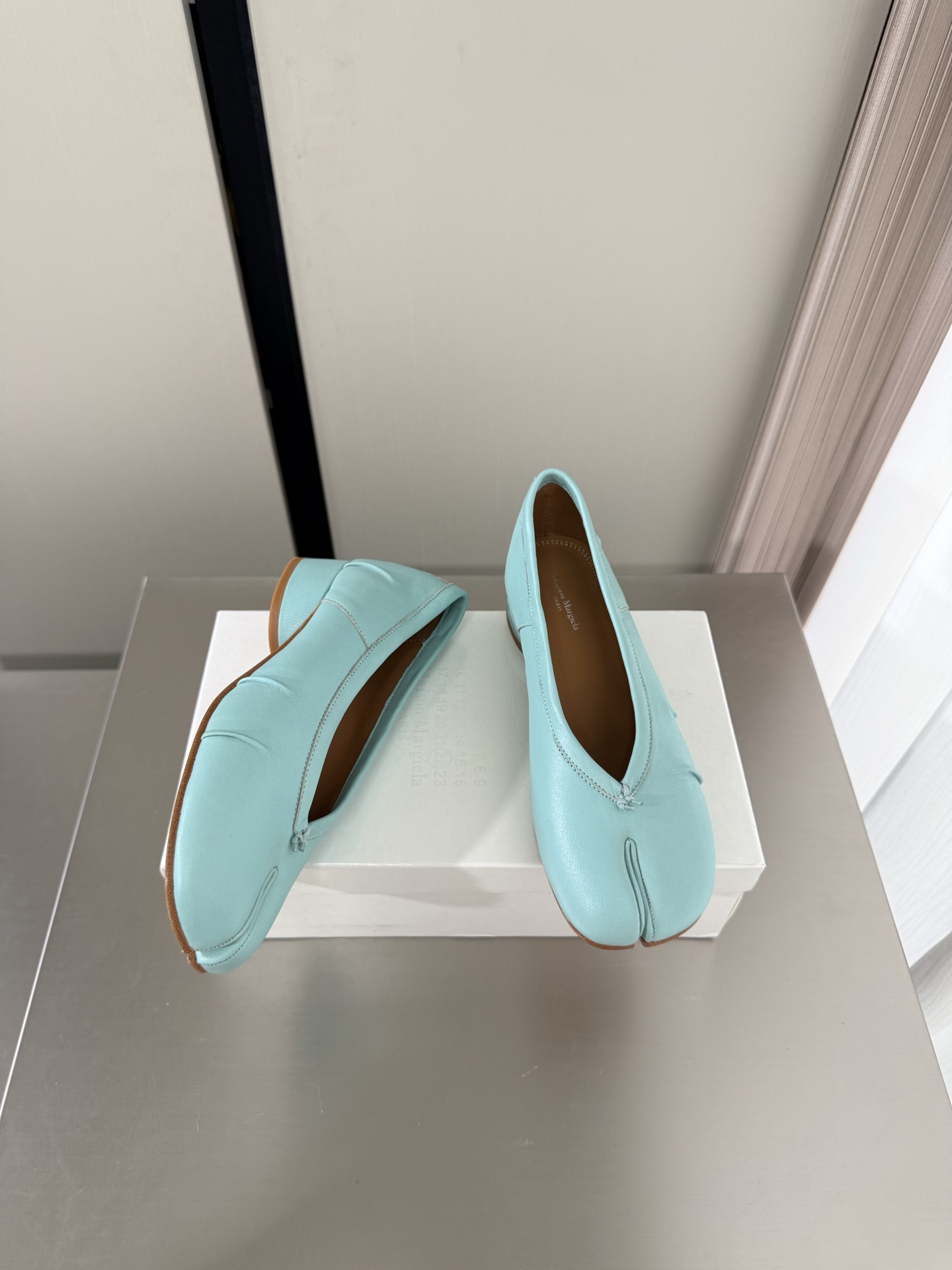 NO:874722,3cm mid-heel Margiela split-toe shoes, same as the original, genuine leather outsole, blue cowhide, cowhide lining, Bengal water-dyed cowhide, MaisonMargiela MM6 is coming!  It smells so good. It has a beautiful and colorful girly feel!   A fashion item not to be missed. Simple and stylish beauty. A must-have item. Fashionable age-reducing artifact. Casual and honest feeling. Simple and advanced design. Incorporates the unique logo of MM6. Suitable for daily life. Leisure and vacation. Versatile. Really comfortable. Original consistent and comfortable genuine leather outsole. Split design. Original consistent material. Standard original order. Please look for our high-quality goods. 35 36 37 38 39 40 41 (40)  41 customized),split toe shoes,masion margiela,masion margiela,cowhide,Leather soles19860909中跟 3cm 马吉拉分趾单鞋 原版一致 真皮大底 蓝色牛皮 牛皮 内里 孟加拉水染牛皮 MaisonMargiela 马吉拉 MM6  火爆来袭！太香了  靓丽多彩少女感扑面而来！  不容错过的时尚单品 简单又有格调的美 跑量扛把子  必入单品 时尚减龄神器 随性率真的感脚 简单高级的设计 融入MM6独有的标志 同时满足日常 休闲渡假 百搭 真心巴适 原版一致舒适真皮大底 分体设计  原版一致材料 对标原单 请认准咱家高货 35 36 37 38 39 40 41（40 41 定制）,分趾鞋,masion margiela,masion margiela,cowhide,Leather soles,Women's Shoes