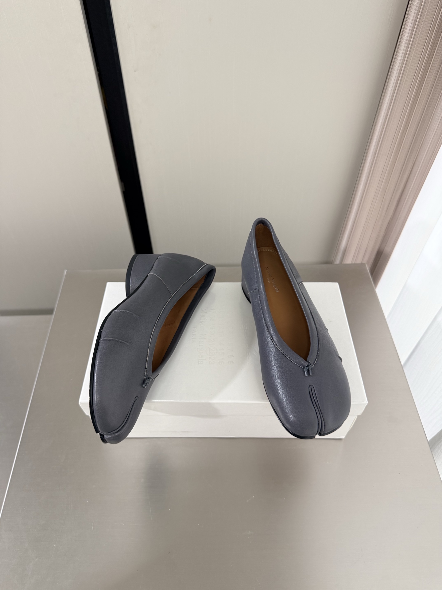 NO:874729,3cm mid-heel Margiela split-toe shoes, same as the original, genuine leather outsole, gray cowhide, lining Bengal water-dyed cowhide, MaisonMargiela Margiela MM6 is coming!  It smells so good. It has a beautiful and colorful girly feel!   A fashion item not to be missed. Simple and stylish beauty. A must-have item. Fashionable age-reducing artifact. Casual and honest feeling. Simple and advanced design. Incorporates the unique logo of MM6. Suitable for daily life. Leisure and vacation. Versatile. Really comfortable. Original consistent and comfortable genuine leather outsole. Split design. Original consistent material. Standard original order. Please look for our high-quality goods. 35 36 37 38 39 40 41 (40)  41 customized),split toe shoes,masion margiela,masion margiela,cowhide,Leather soles19860909中跟 3cm 马吉拉分趾单鞋 原版一致 真皮大底 灰色牛皮 内里 孟加拉水染牛皮 MaisonMargiela 马吉拉 MM6  火爆来袭！太香了  靓丽多彩少女感扑面而来！  不容错过的时尚单品 简单又有格调的美 跑量扛把子  必入单品 时尚减龄神器 随性率真的感脚 简单高级的设计 融入MM6独有的标志 同时满足日常 休闲渡假 百搭 真心巴适 原版一致舒适真皮大底 分体设计  原版一致材料 对标原单 请认准咱家高货 35 36 37 38 39 40 41（40 41 定制）,分趾鞋,masion margiela,masion margiela,cowhide,Leather soles,Women's Shoes