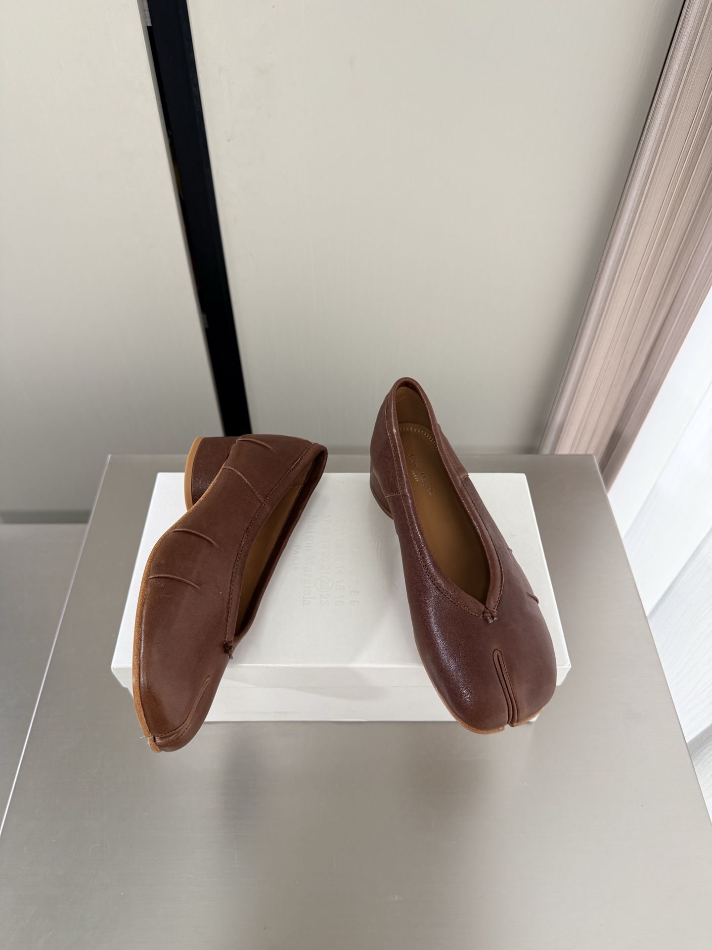 NO:874736,3cm mid-heel Margiela split-toe shoes, the same as the original, genuine leather outsole, brown cowhide, lining, Bengal water-dyed cowhide, MaisonMargiela Margiela MM6 is coming!  It smells so good. It has a beautiful and colorful girly feel!   A fashion item not to be missed. Simple and stylish beauty. A must-have item. Fashionable age-reducing artifact. Casual and honest feeling. Simple and advanced design. Incorporates the unique logo of MM6. Suitable for daily life. Leisure and vacation. Versatile. Really comfortable. Original consistent and comfortable genuine leather outsole. Split design. Original consistent material. Standard original order. Please look for our high-quality goods. 35 36 37 38 39 40 41 (40)  41 customized),split toe shoes,masion margiela,masion margiela,cowhide,Leather soles19860909中跟 3cm 马吉拉分趾单鞋 原版一致 真皮大底 棕色 牛皮 内里 孟加拉水染牛皮 MaisonMargiela 马吉拉 MM6  火爆来袭！太香了  靓丽多彩少女感扑面而来！  不容错过的时尚单品 简单又有格调的美 跑量扛把子  必入单品 时尚减龄神器 随性率真的感脚 简单高级的设计 融入MM6独有的标志 同时满足日常 休闲渡假 百搭 真心巴适 原版一致舒适真皮大底 分体设计  原版一致材料 对标原单 请认准咱家高货 35 36 37 38 39 40 41（40 41 定制）,分趾鞋,masion margiela,masion margiela,cowhide,Leather soles,Women's Shoes