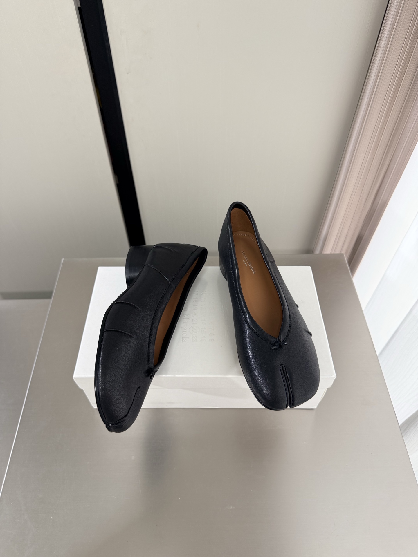 NO:874744,3cm mid-heel Margiela split-toe shoes, same as the original version, genuine leather outsole, black cowhide, lining Bengal water-dyed cowhide, MaisonMargiela Margiela MM6 is coming!  It smells so good. It has a beautiful and colorful girly feel!   A fashion item not to be missed. Simple and stylish beauty. A must-have item. Fashionable age-reducing artifact. Casual and honest feeling. Simple and advanced design. Incorporates the unique logo of MM6. Suitable for daily life. Leisure and vacation. Versatile. Really comfortable. Original consistent and comfortable genuine leather outsole. Split design. Original consistent material. Standard original order. Please look for our high-quality goods. 35 36 37 38 39 40 41 (40)  41 customized),split toe shoes,masion margiela,masion margiela,cowhide,Leather soles19860909中跟 3cm 马吉拉分趾单鞋 原版一致 真皮大底 黑色牛皮 内里 孟加拉水染牛皮 MaisonMargiela 马吉拉 MM6  火爆来袭！太香了  靓丽多彩少女感扑面而来！  不容错过的时尚单品 简单又有格调的美 跑量扛把子  必入单品 时尚减龄神器 随性率真的感脚 简单高级的设计 融入MM6独有的标志 同时满足日常 休闲渡假 百搭 真心巴适 原版一致舒适真皮大底 分体设计  原版一致材料 对标原单 请认准咱家高货 35 36 37 38 39 40 41（40 41 定制）,分趾鞋,masion margiela,masion margiela,cowhide,Leather soles,Women's Shoes